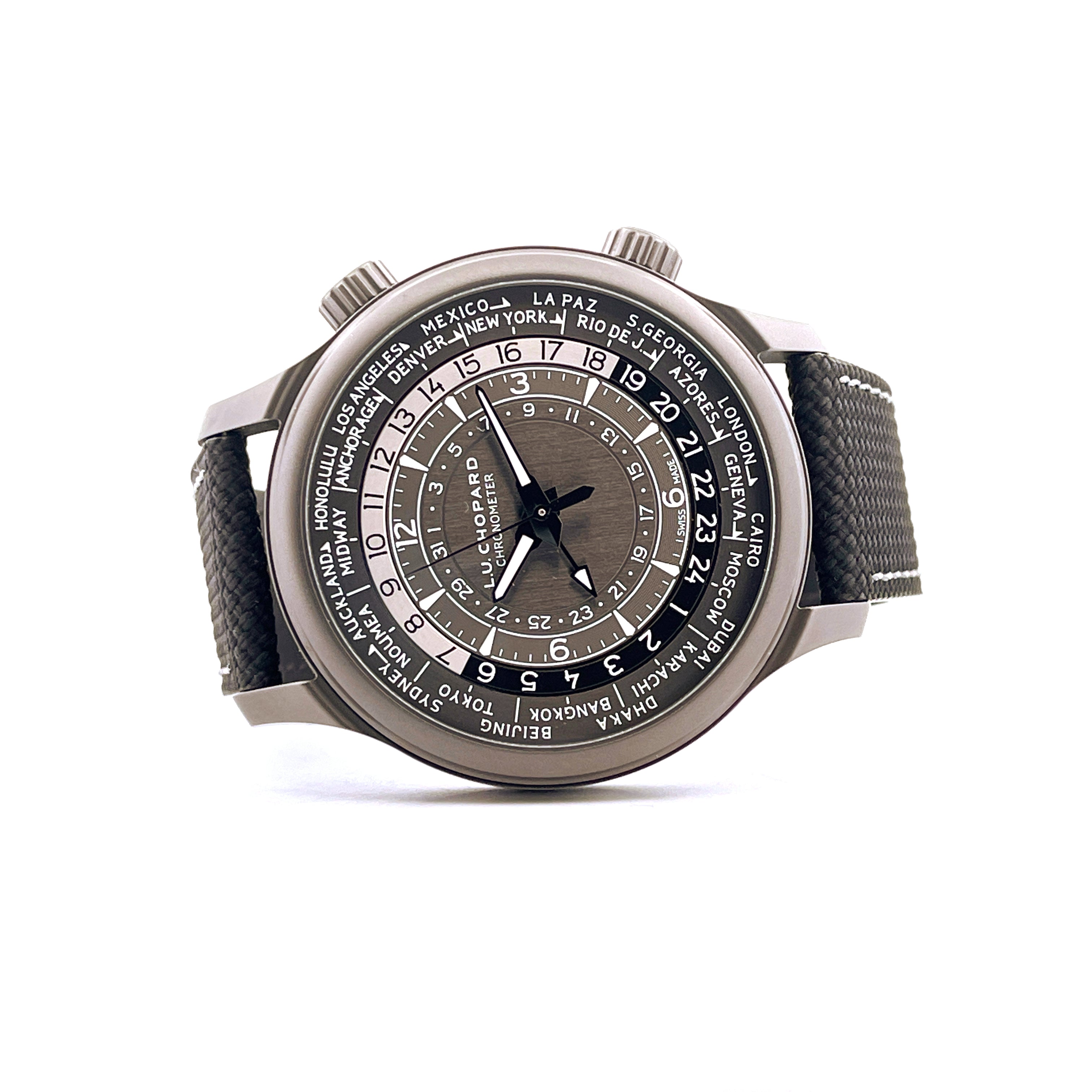 Chopard L.U.C Time Traveler One Black, eine Armbanduhr mit Weltzeitfunktion, präsentiert sich im Studio