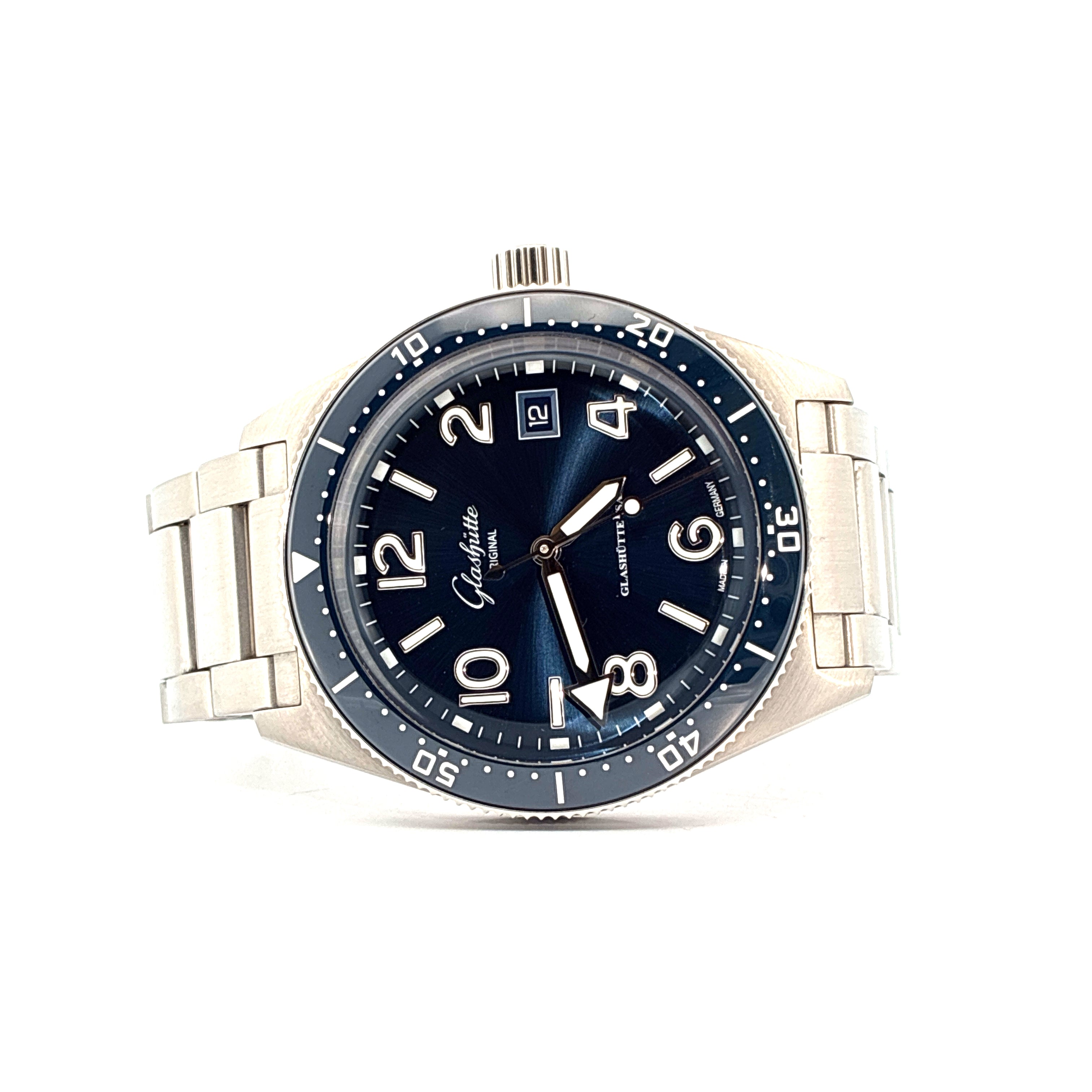 Glashütte Original SeaQ mit blauem Zifferblatt und Edelstahluhrband in Frontansicht auf weißem Hintergrund