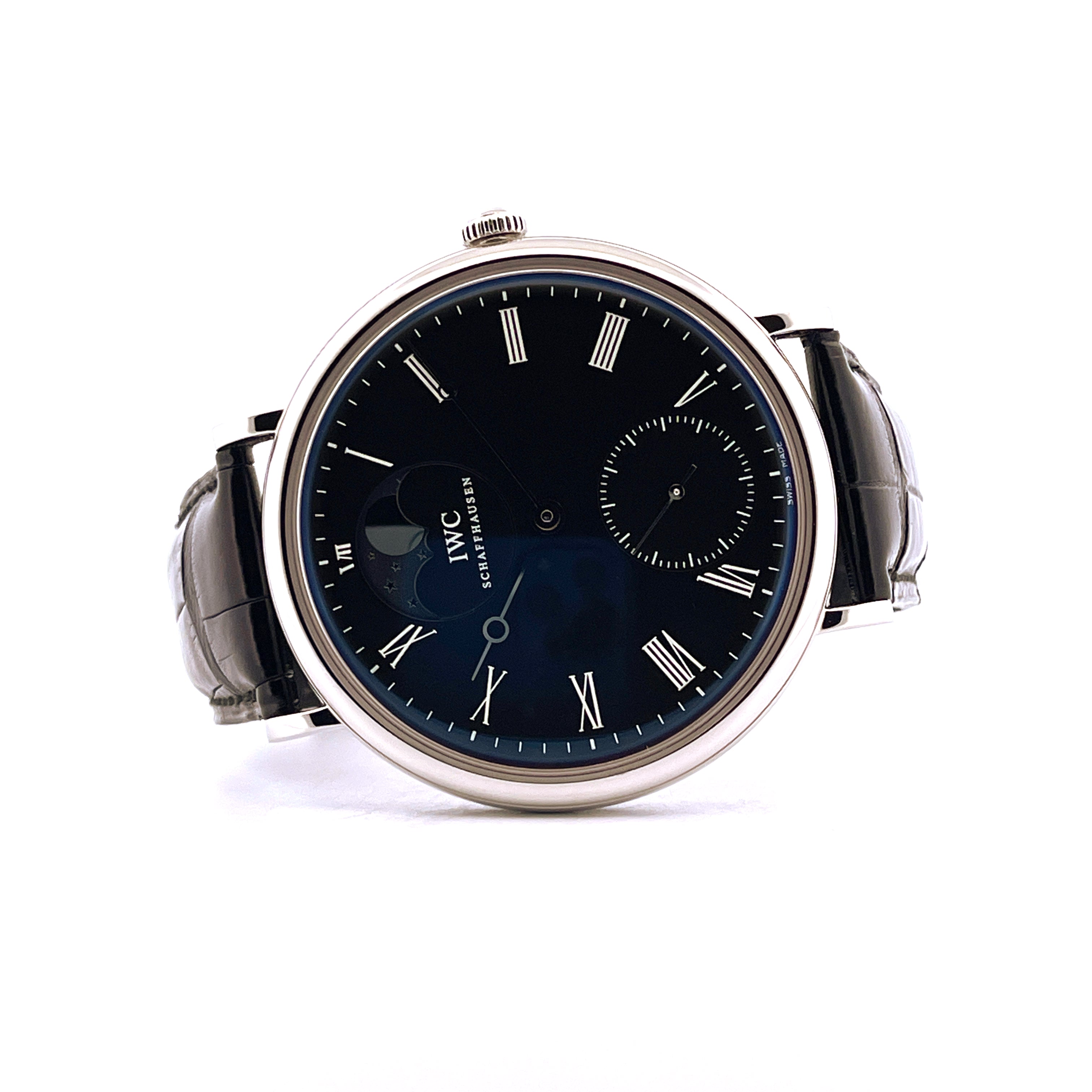 IWC Portofino Moonphase Handaufzug mit blauem Zifferblatt und schwarzem Lederband auf weißem Hintergrund