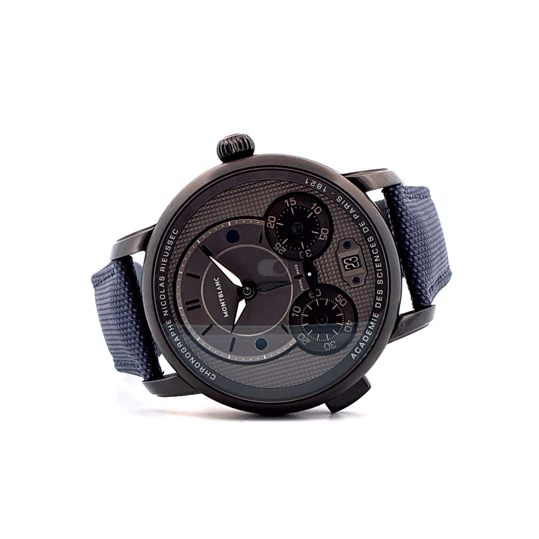 Montblanc Nicolas Rieussec Chronograph 43mm Edelstahl mit blauem Armband vor weißem Hintergrund