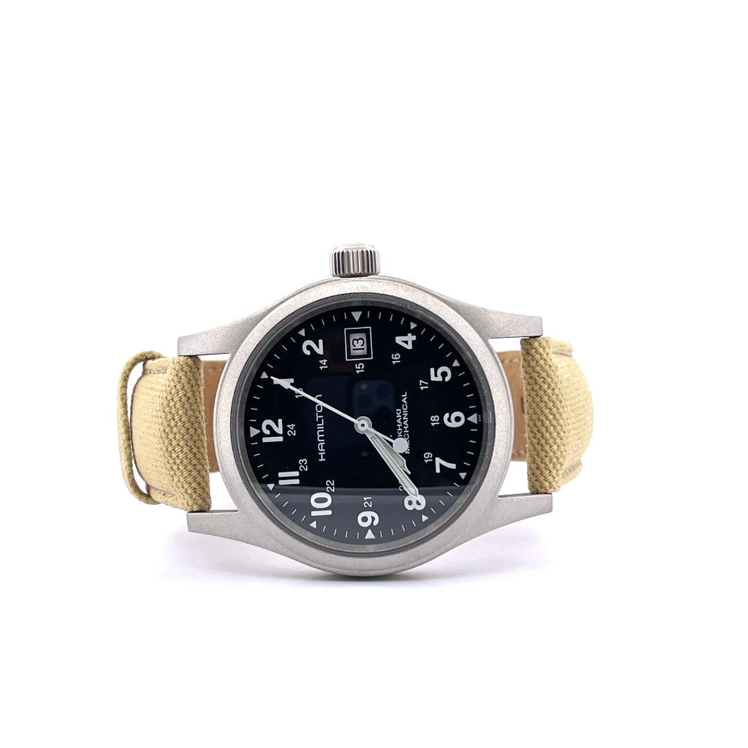 Hamilton Khaki Field Officer (2025), Vorderansicht mit Zifferblatt, Krone und Armband vor weißem Hintergrund
