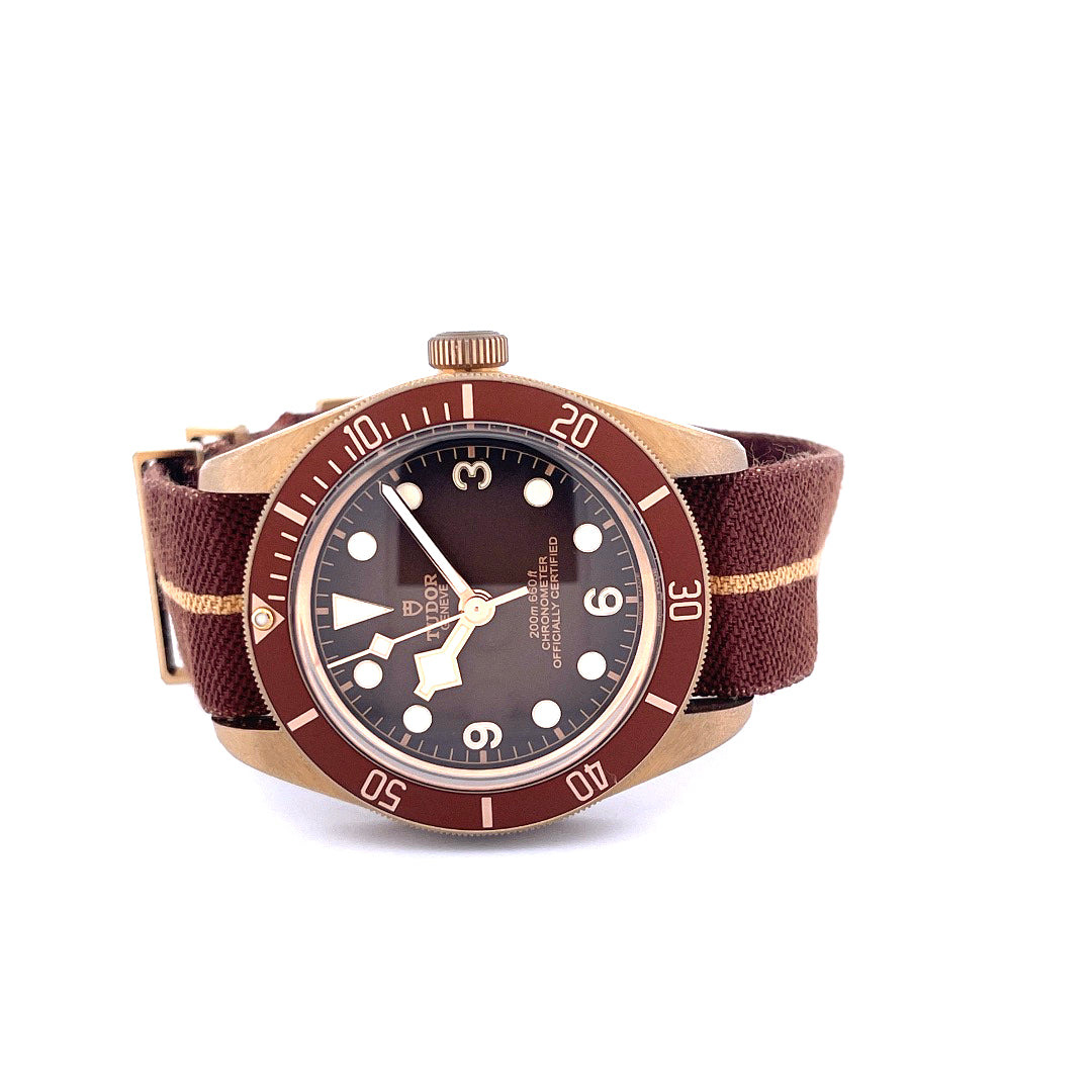 Tudor Black Bay Fifty-eight Boutique Edition, Bronzegehäuse mit braunem Textilband, von der Seite fotografiert