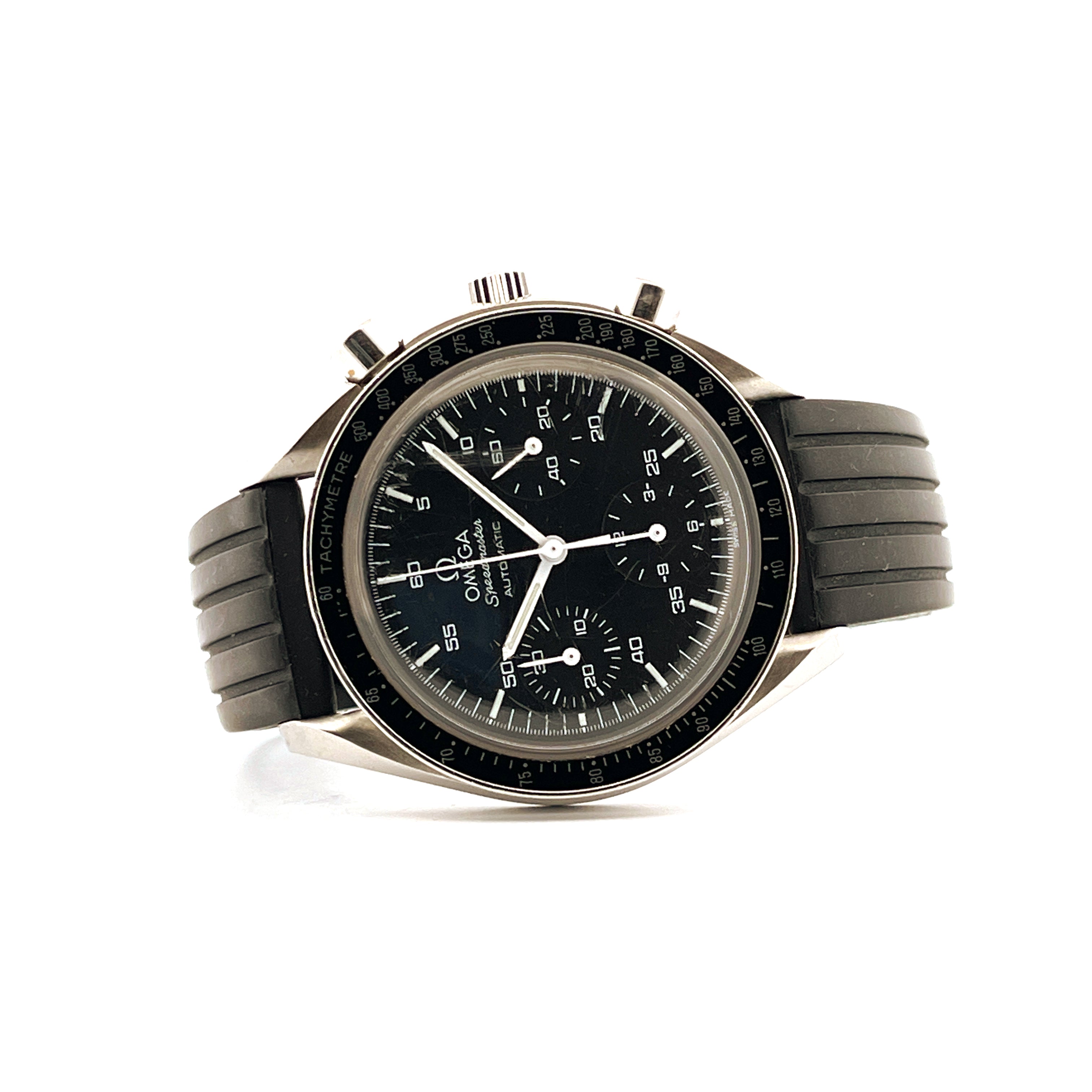 Omega Speedmaster Reduced Rubber Uhr mit schwarzem Zifferblatt und Kautschukband aus Stahl im Detail