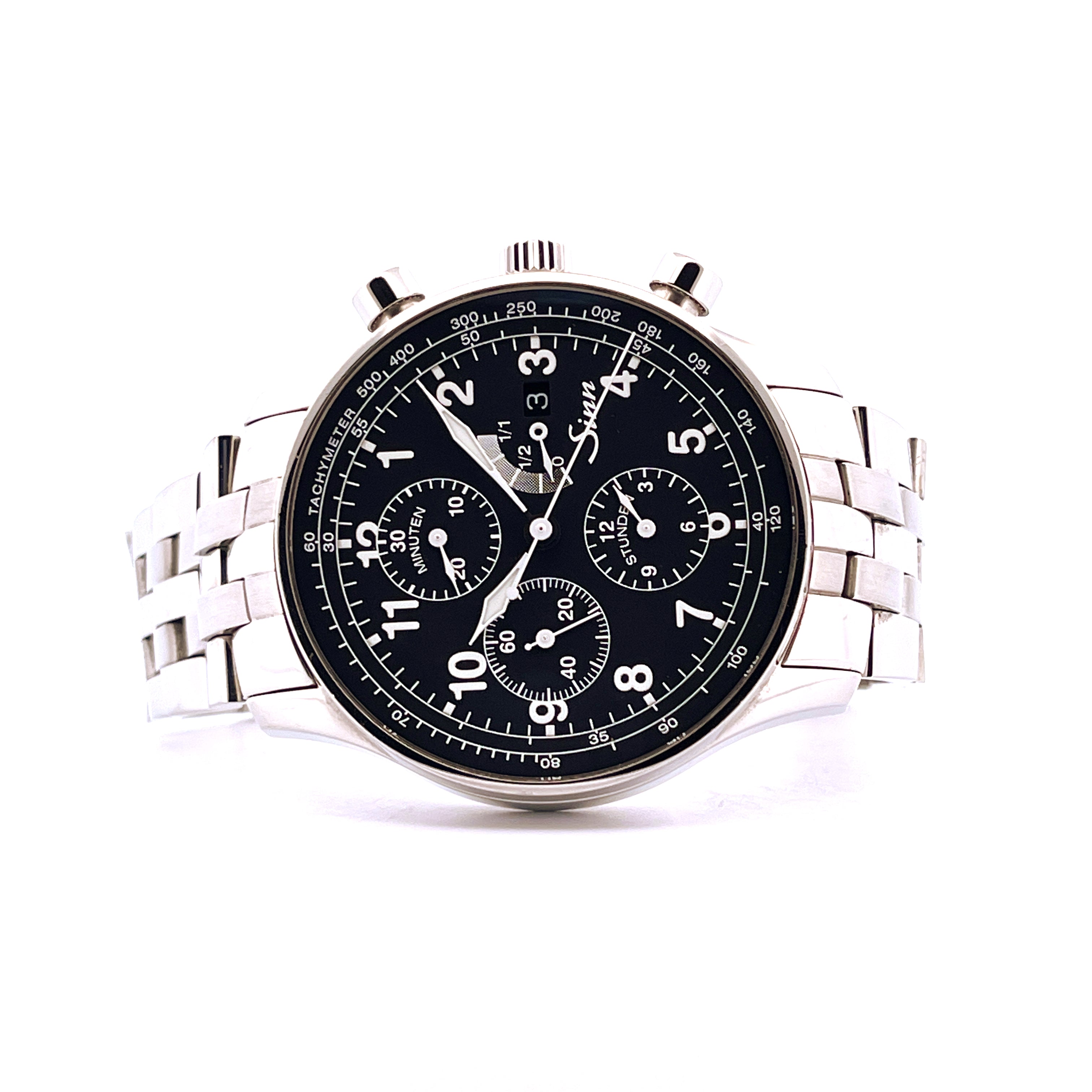 Sinn 956 Klassik Rallyechronograph aus Edelstahl mit schwarzem Zifferblatt und Metallarmband aus der Frontansicht