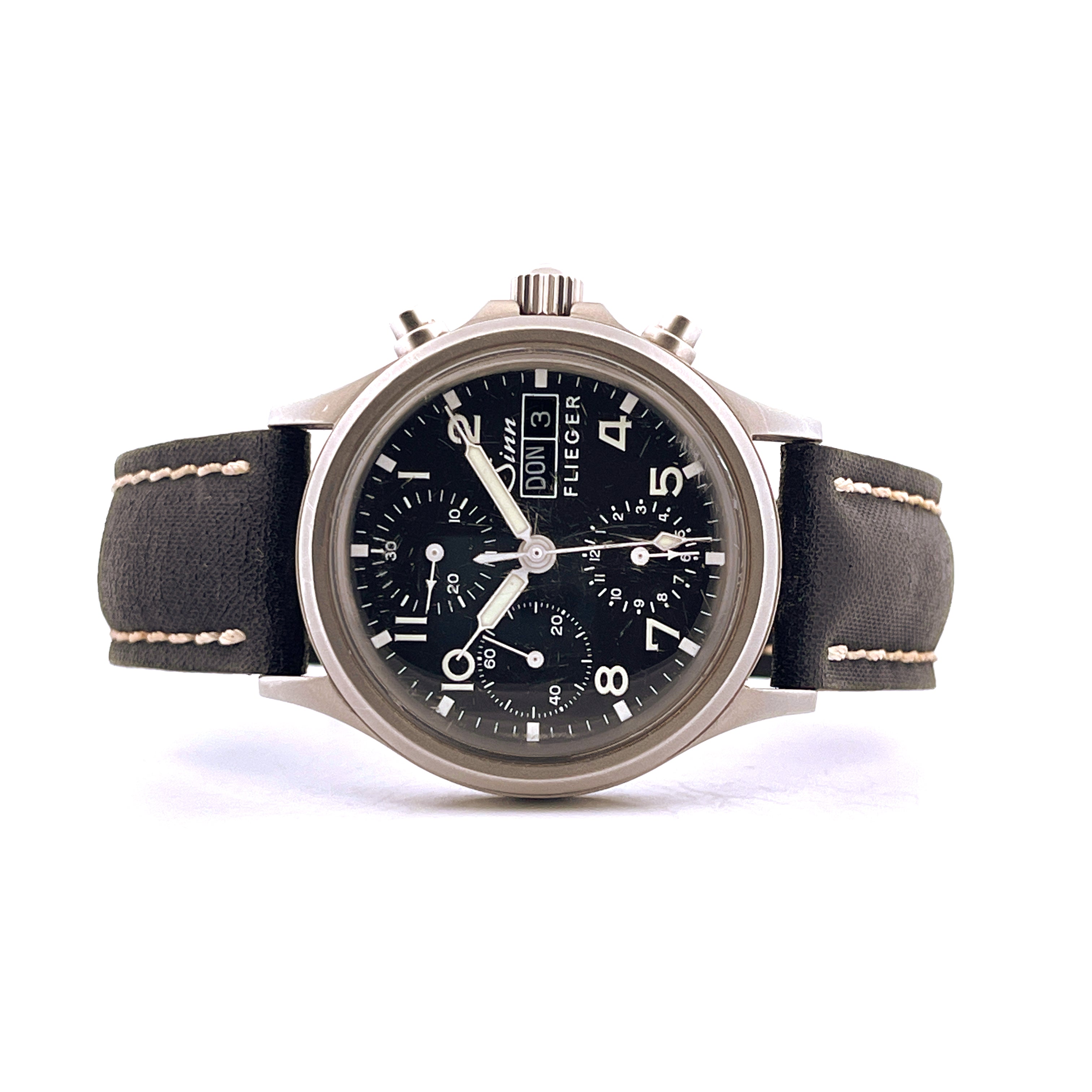 Sinn Flieger 356 Day Date Chronograph aus Edelstahl mit schwarzem Zifferblatt und Lederarmband im Detail