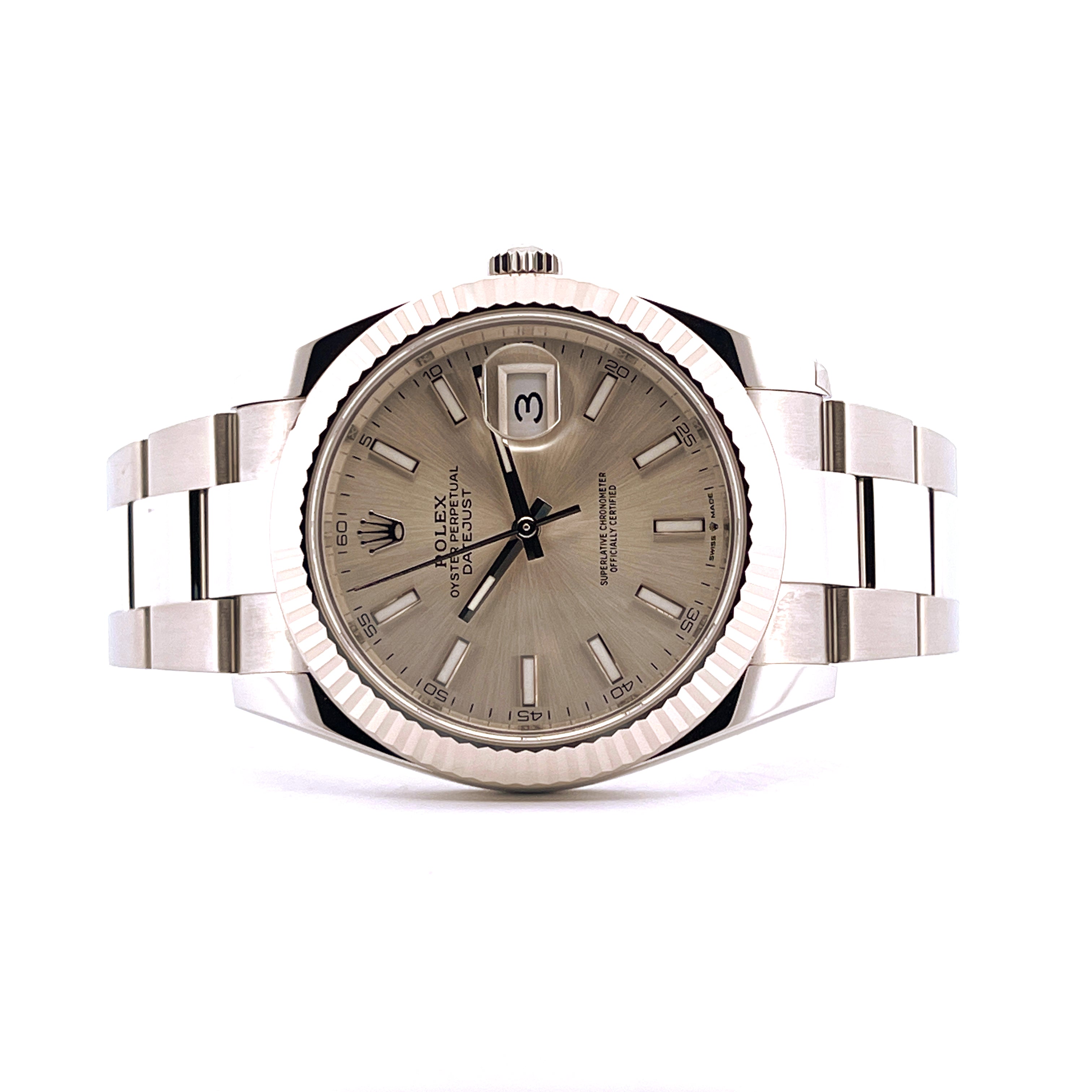 Rolex Datejust 41mm Stahl mit silbernem Zifferblatt im Frontalprofil auf weißem Hintergrund