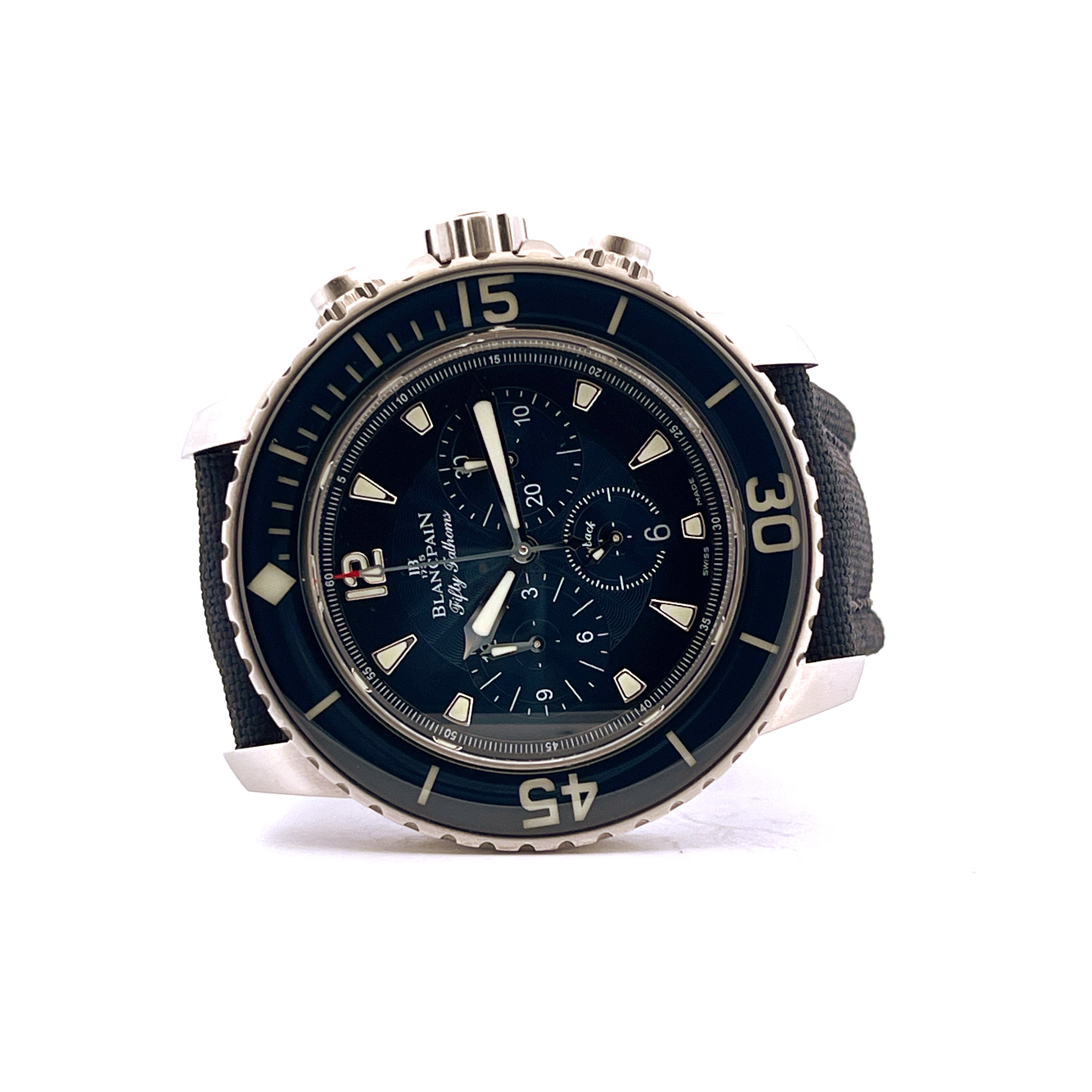 Blancpain Fifty Fathoms Flyback Automatik 45 mm mit blauem Zifferblatt und schwarzem Armband im Frontalwinkel auf weißem H…