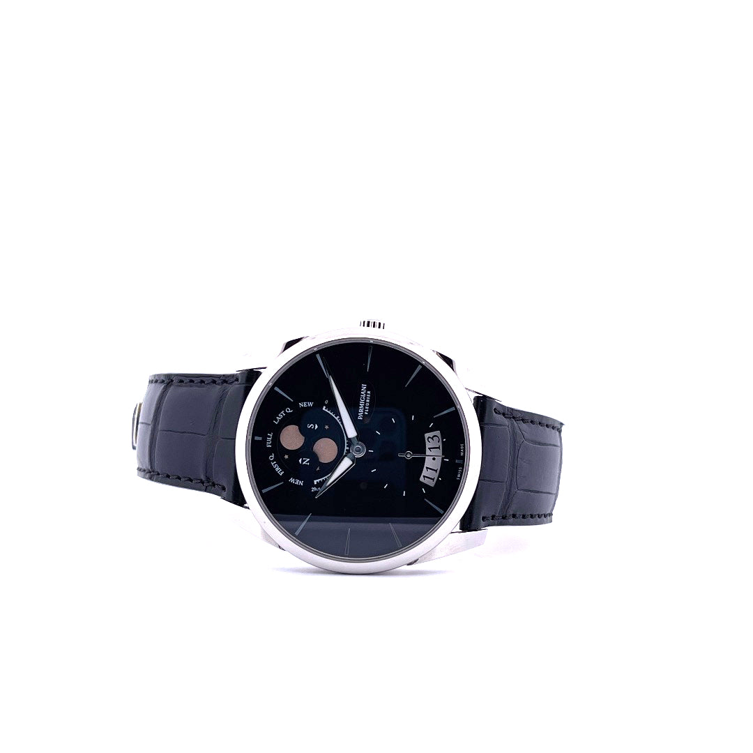 Parmigiani Tonda 1950 Lune, Vorderansicht mit Zifferblatt, Armband und Krone vor weißem Hintergrund