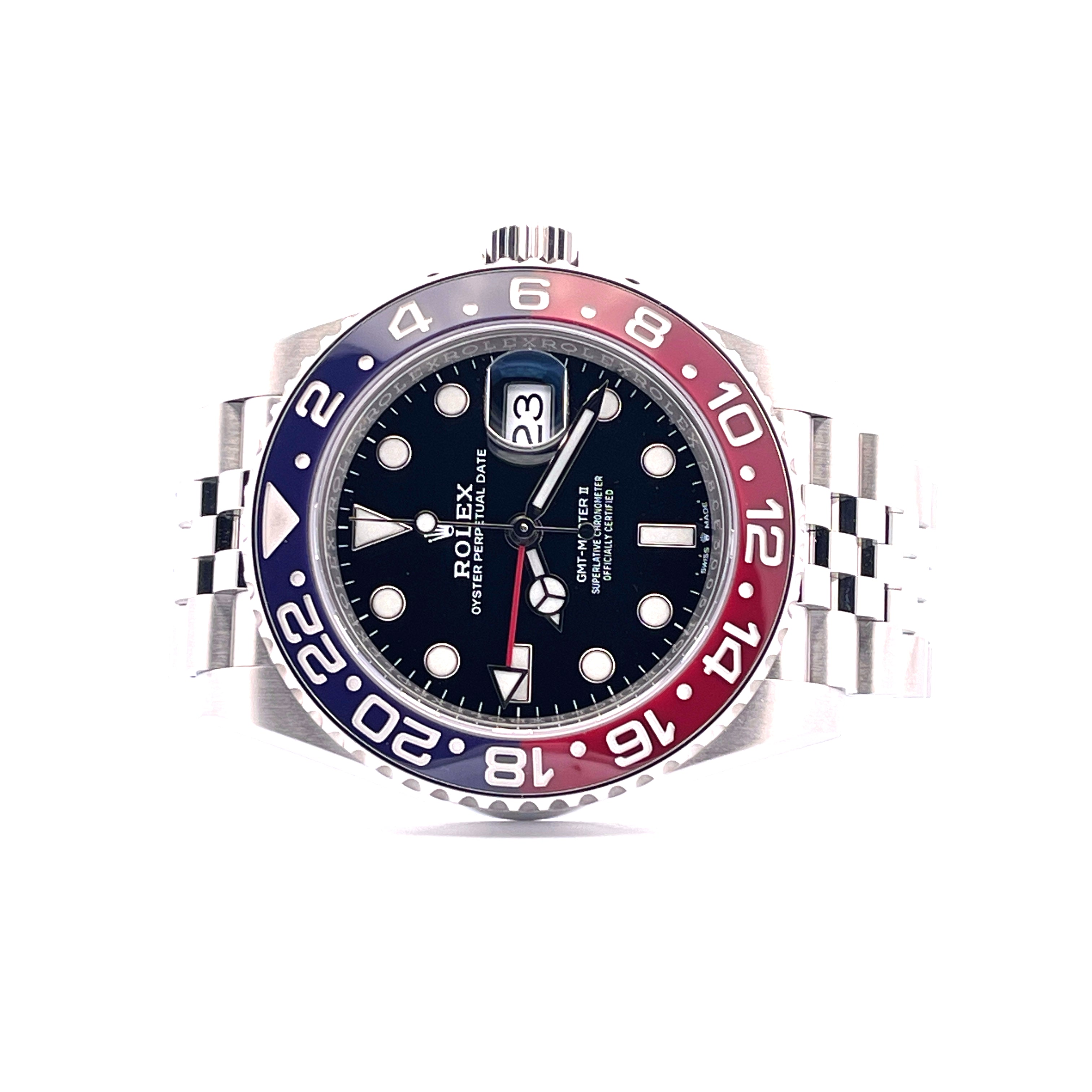 Rolex GMT-Master II Pepsi, frontale Ansicht des Zifferblatts mit rot-blauer Lünette und Edelstahlarmband auf weißem Hinter…