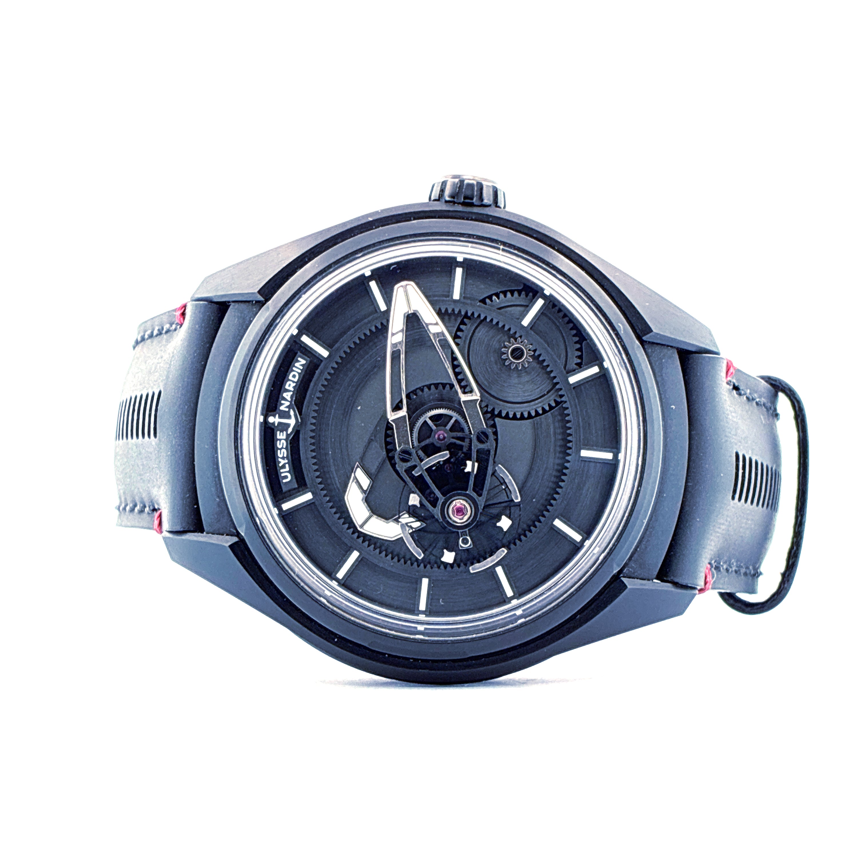 Ulysse Nardin Freak X Uhr in Stahl mit schwarzem Zifferblatt, Lederarmband und offenem Uhrwerk vor weissem Hintergrund