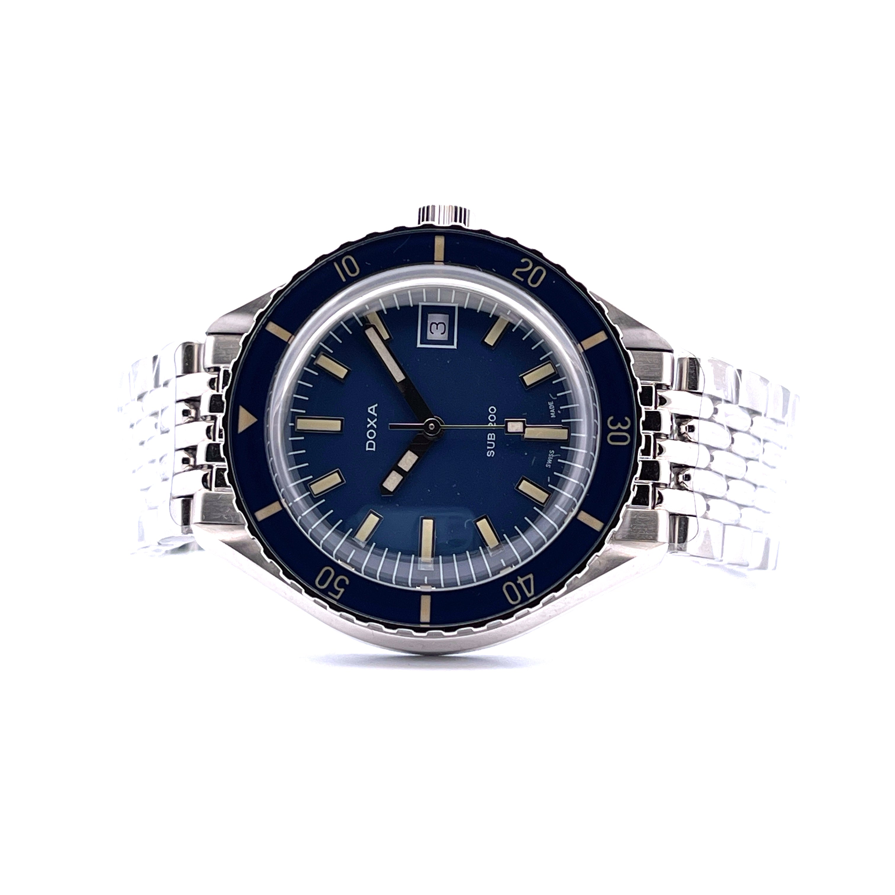 Frontansicht einer Doxa Sub 200 Caribbean Blue Automatik-Uhr mit blauem Zifferblatt und Edelstahlarmband