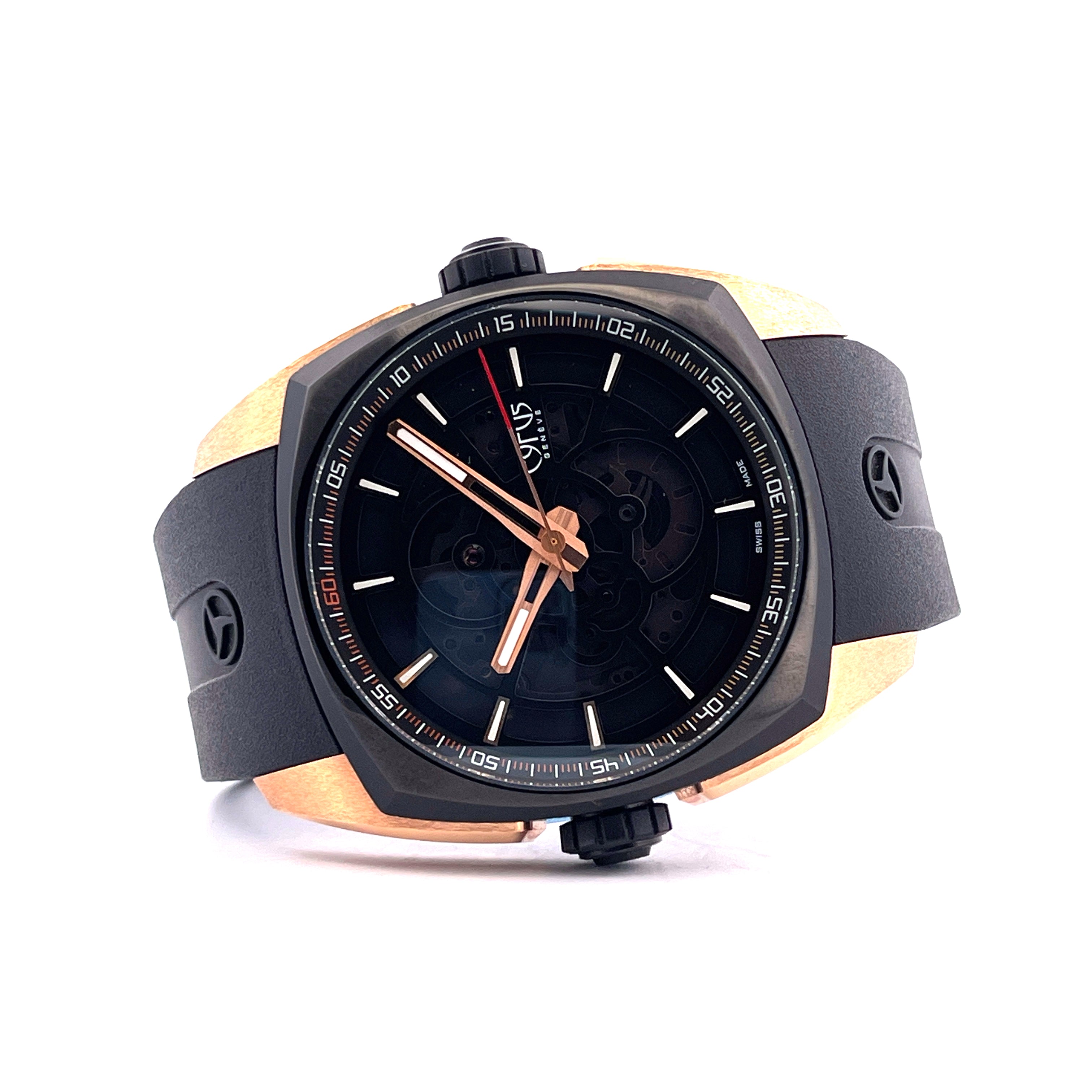 Cyrus Klepcys Solo Tempo aus Roségold und schwarzem DLC-Edelstahl mit schwarzem Zifferblatt und Kautschukband auf weißem H…