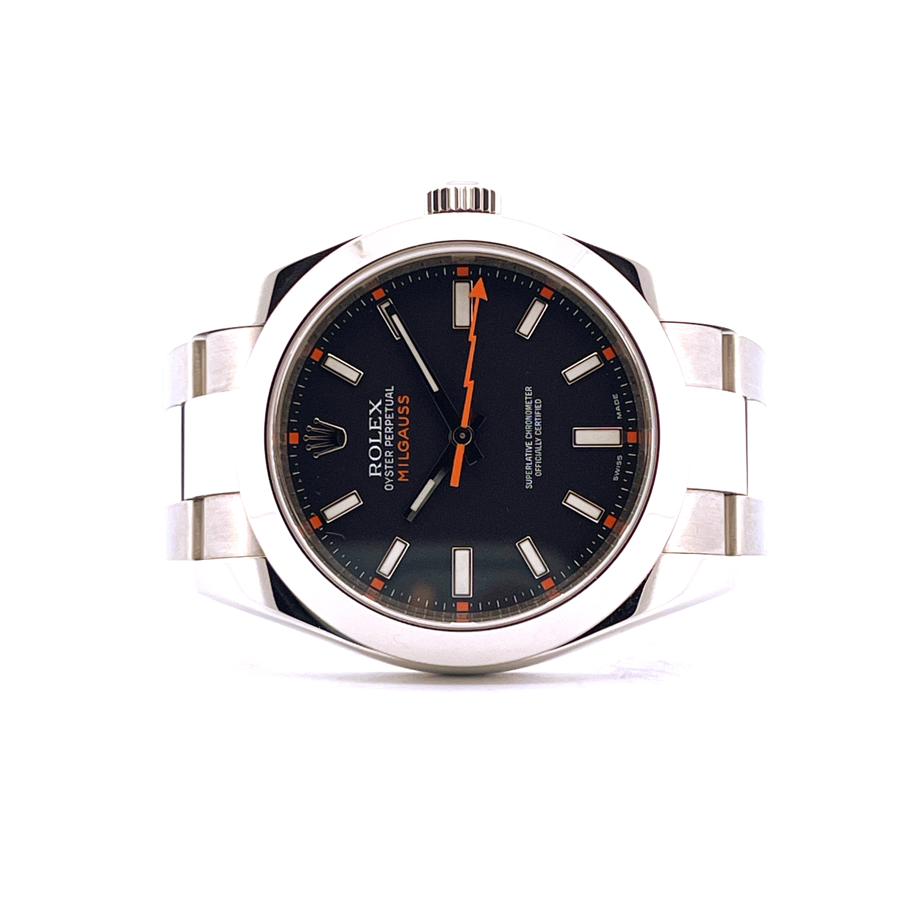 Frontansicht einer Rolex Milgauss 116400 aus Stahl mit schwarzem Zifferblatt auf weißem Hintergrund