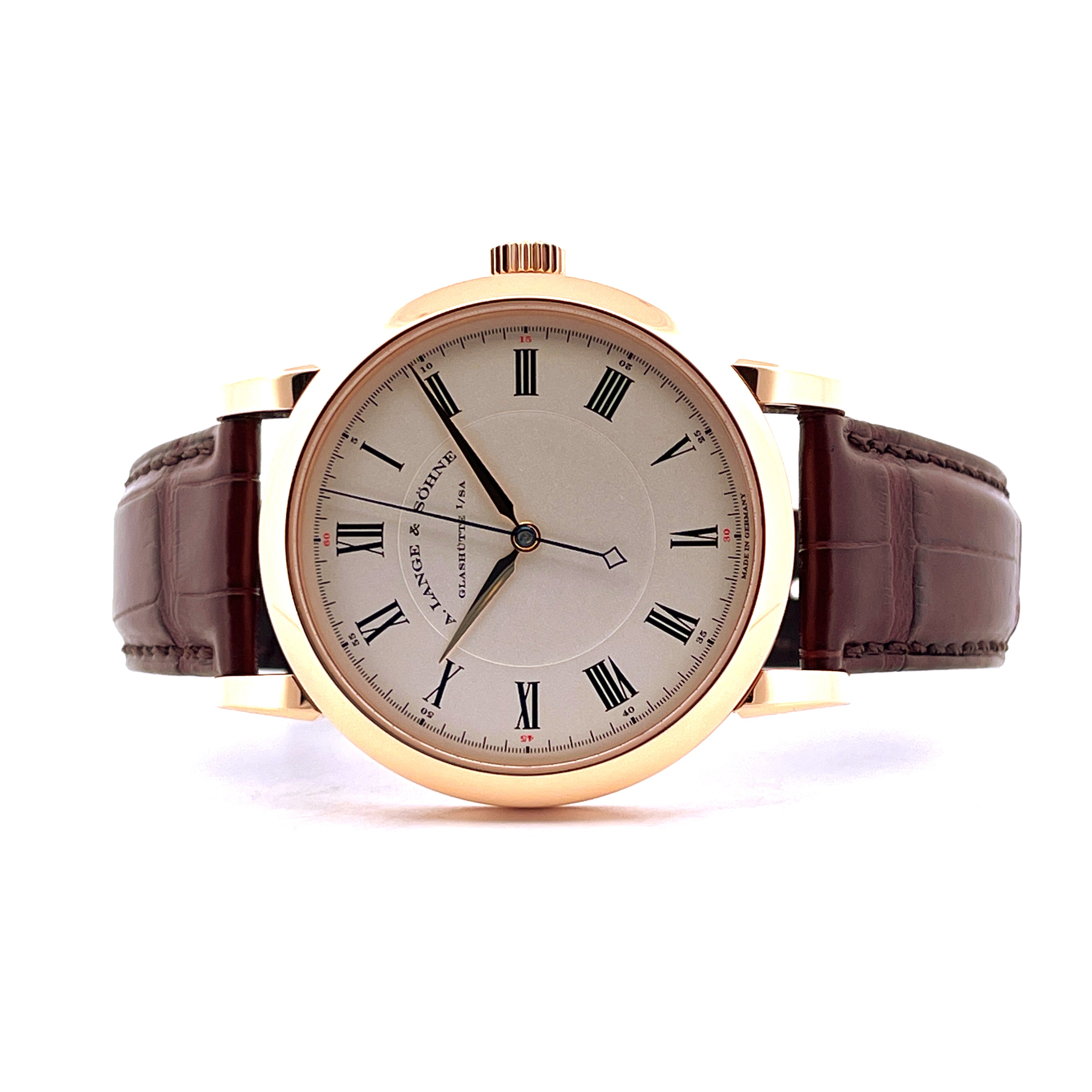Frontansicht einer A. Lange & Söhne Richard Lange Uhr aus Roségold mit braunem Lederarmband auf weißem Hintergrund