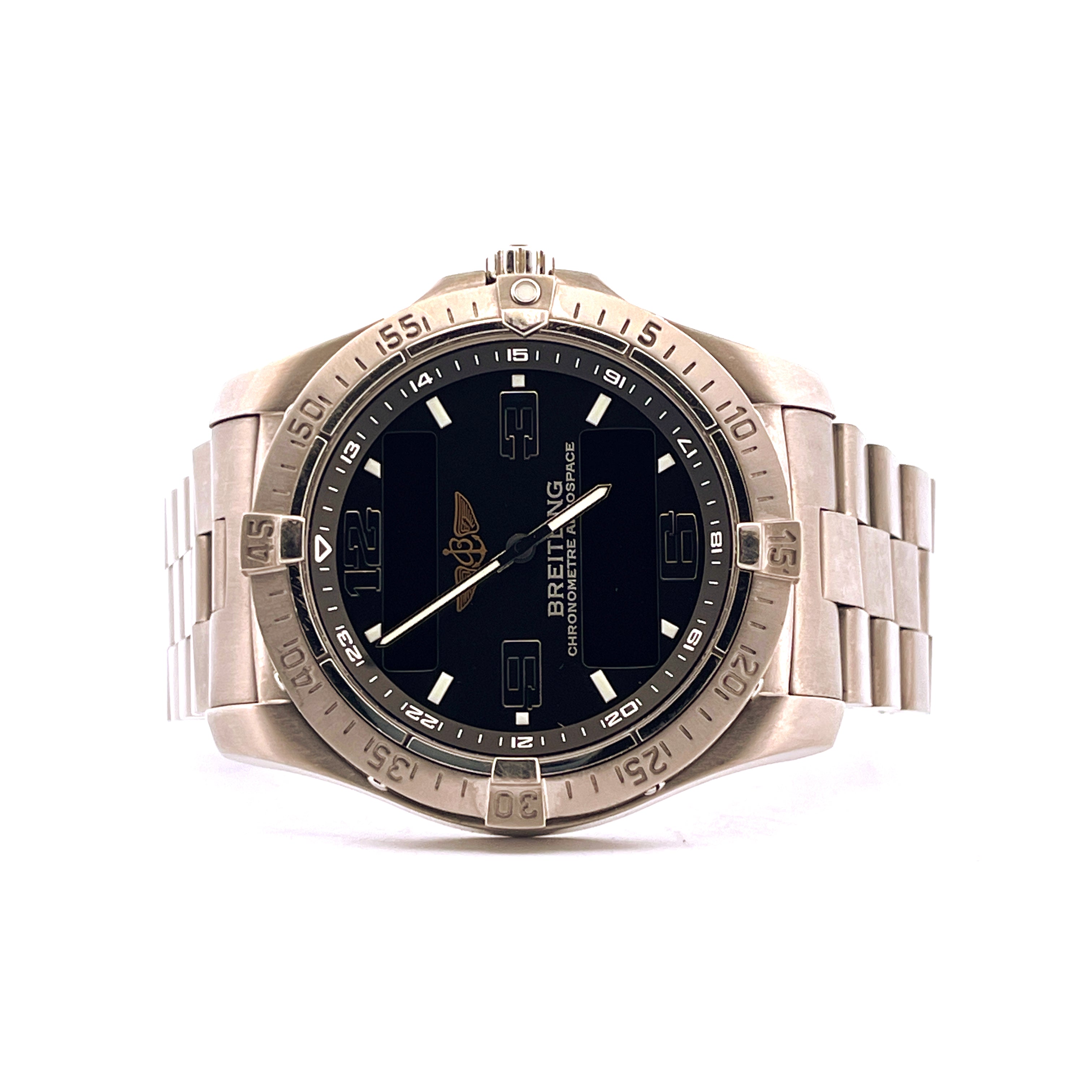 Breitling Aerospace Avantage Titan Uhr Frontansicht mit schwarzem Zifferblatt und Metallarmband auf weißem Hintergrund
