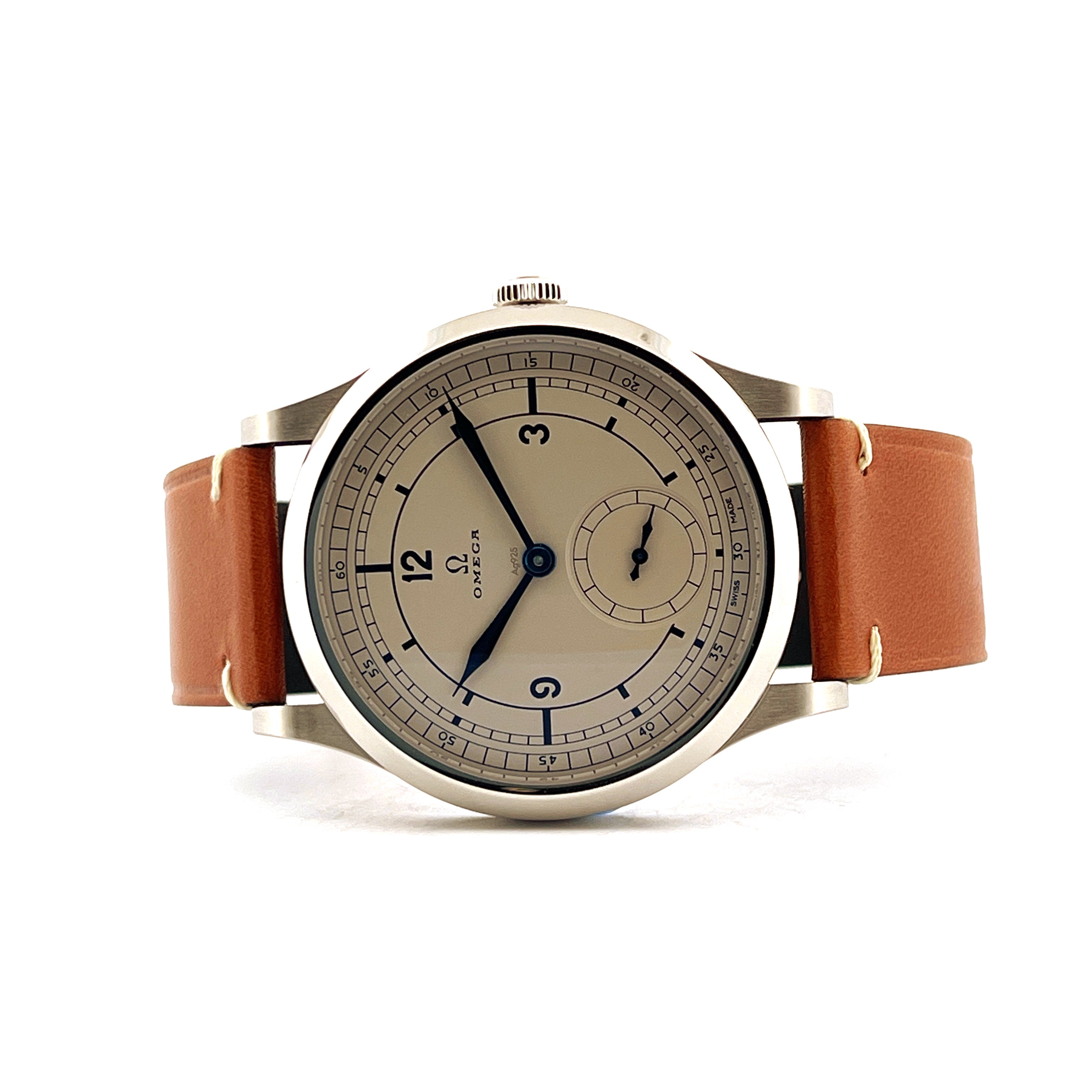 Omega CK 859 Edelstahl-Herrenuhr mit braunem Lederarmband auf weißem Hintergrund