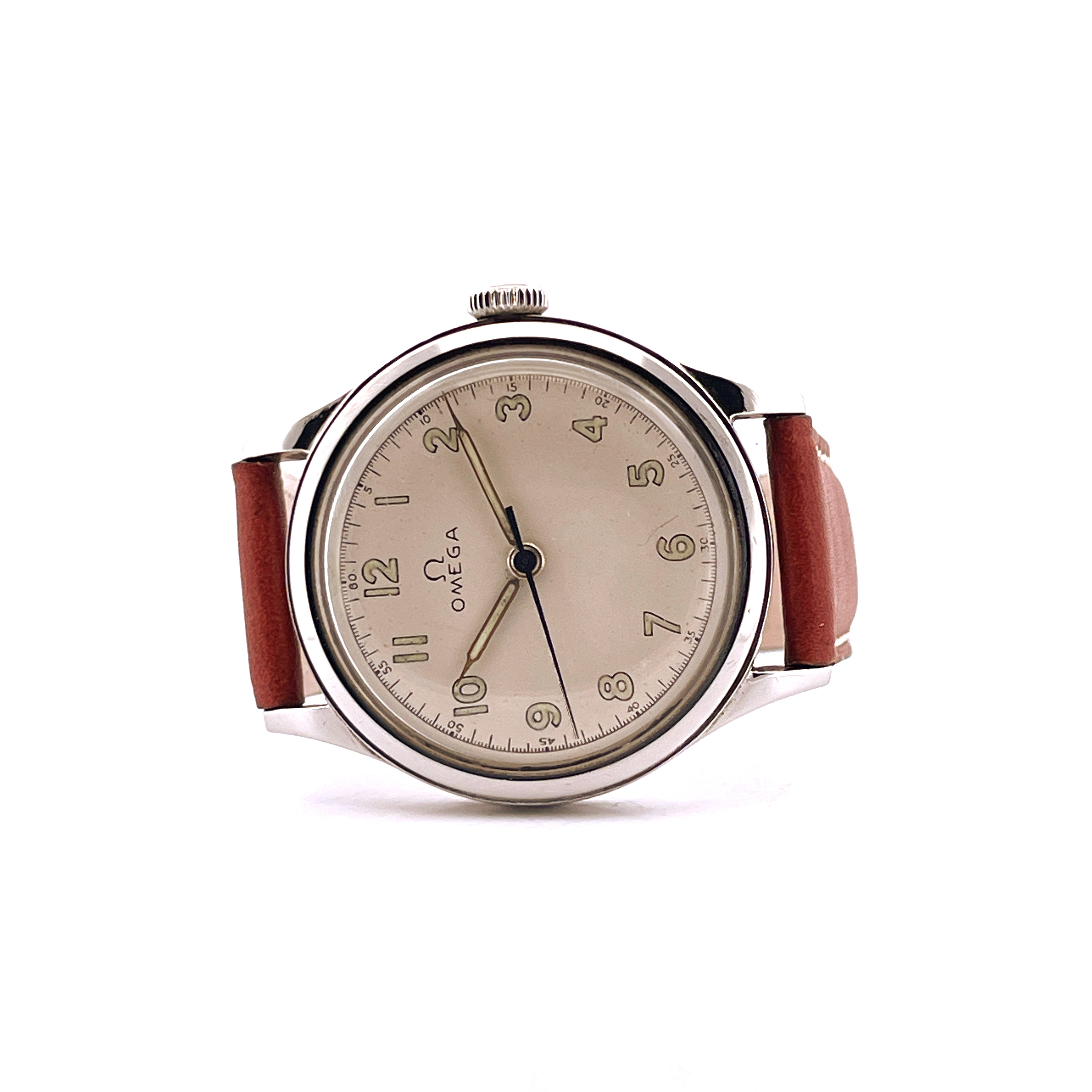 Omega Military 1944 Herrenuhr mit beigem Zifferblatt und braunem Lederarmband vor weißem Hintergrund