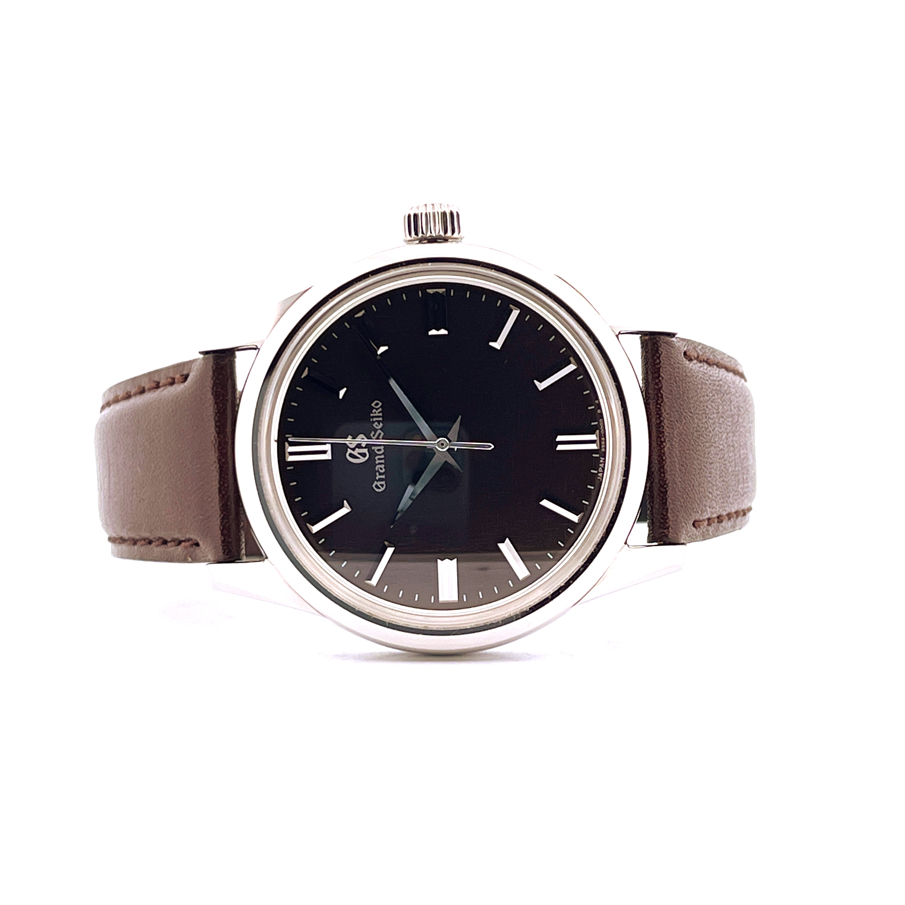 Grand Seiko Heritage Automatik-Uhr mit schwarzem Zifferblatt und braunem Lederarmband Frontansicht