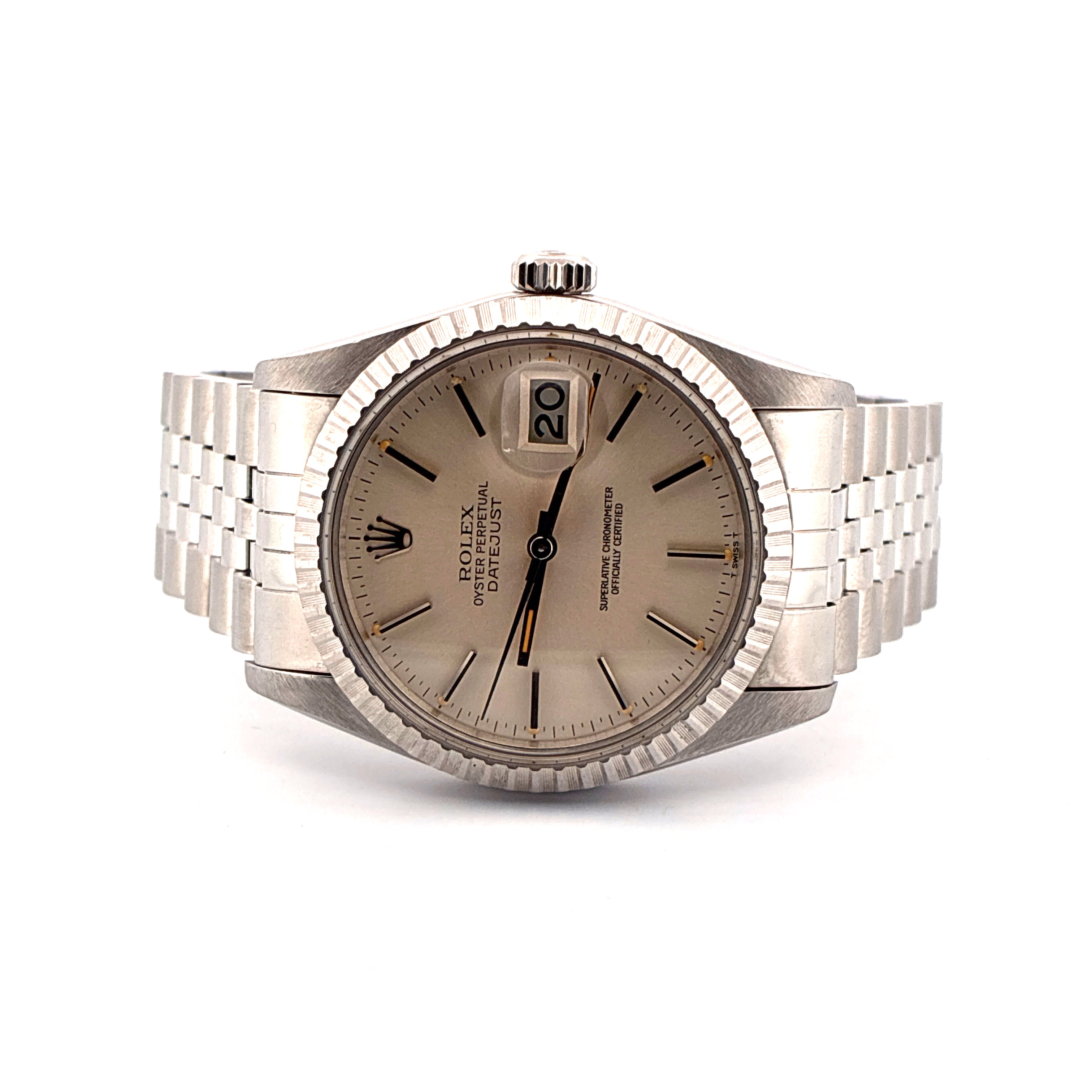Rolex Datejust 36 Automatik mit silbernem Zifferblatt, Edelstahlgehäuse und Armband im Frontal-Detailansicht vor weißem Hintergrund