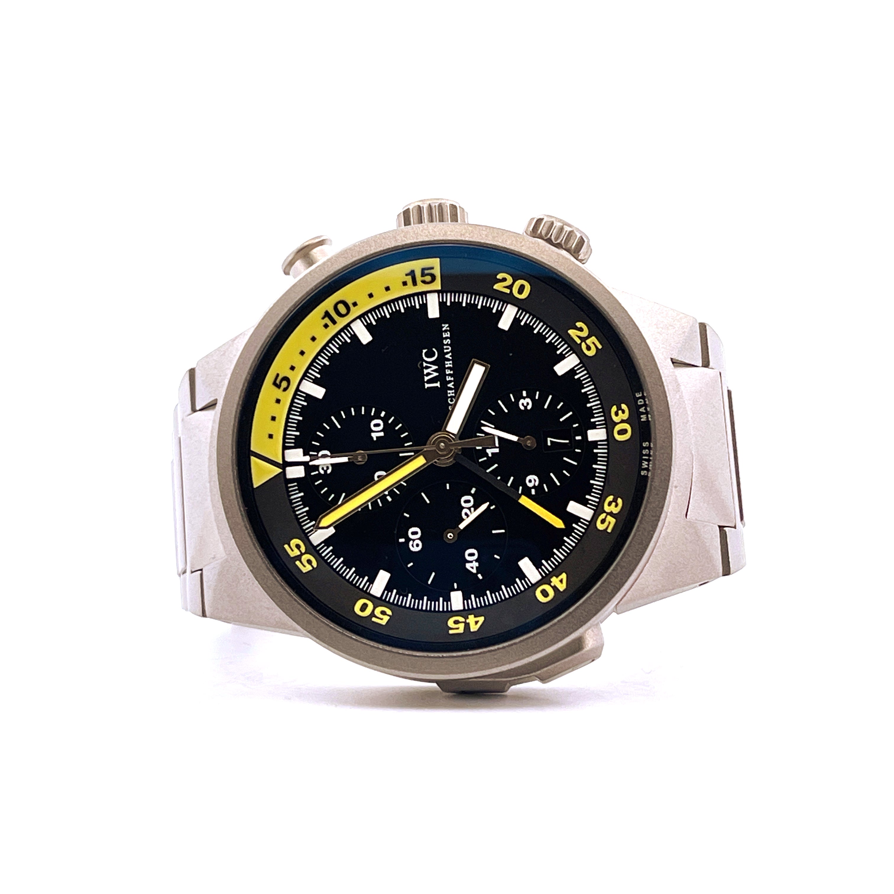 IWC Aquatimer Split Minute Chronograph aus Titan mit schwarzem Zifferblatt und gelben Akzenten auf weißem Hintergrund