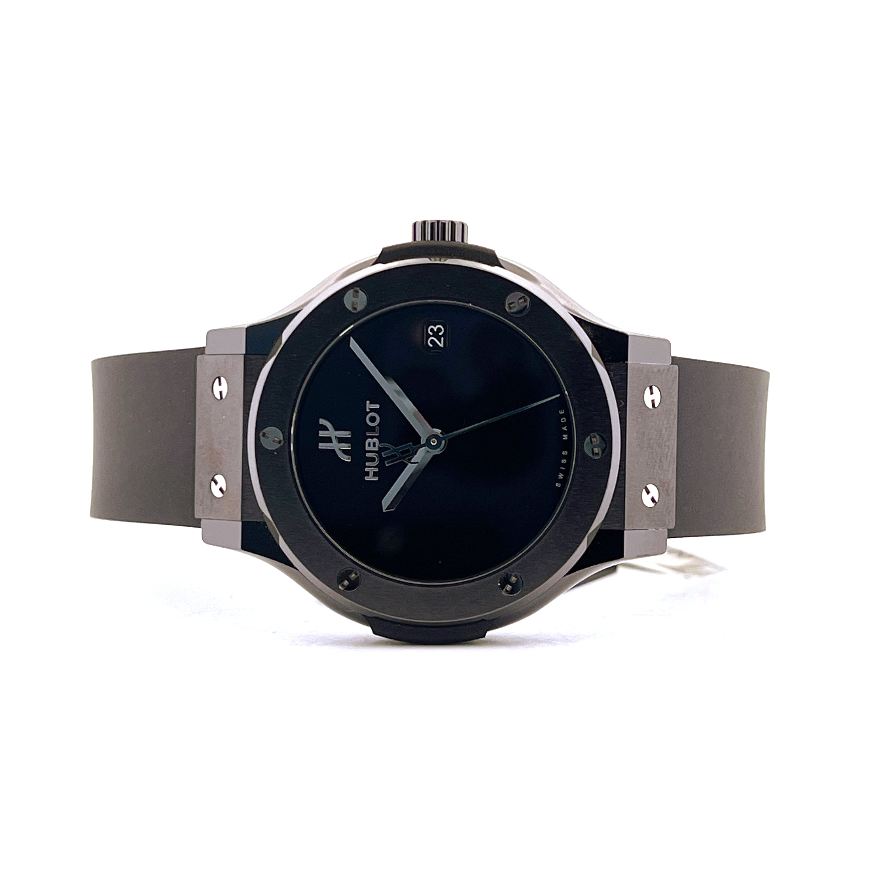 Frontalansicht einer schwarzen Hublot Classic Fusion 38 mm Keramikuhr mit Datum auf weißem Hintergrund