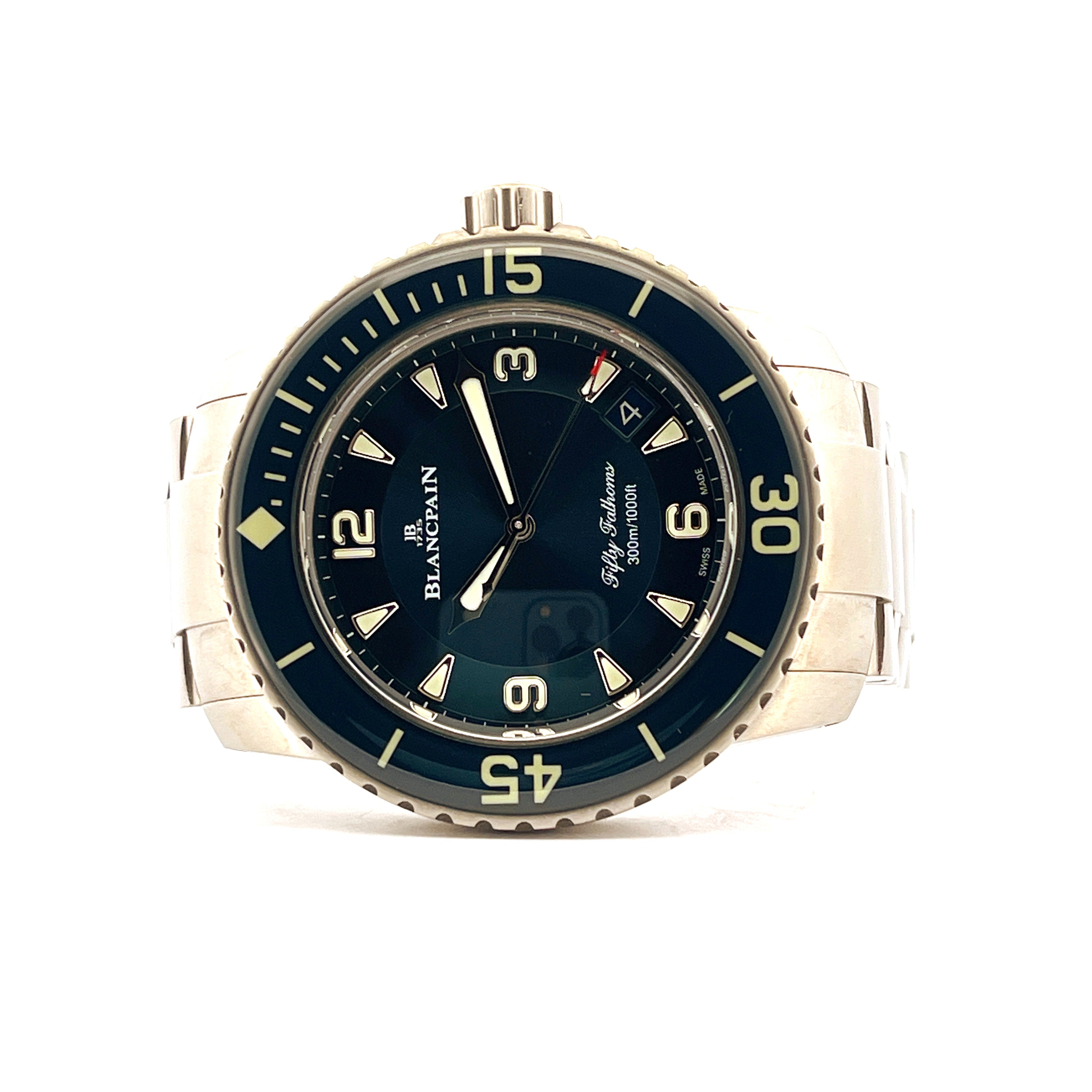 Frontansicht einer Blancpain Fifty Fathoms Automatique 45 mm Titanuhr mit blauem Zifferblatt und Metallarmband auf weißem…