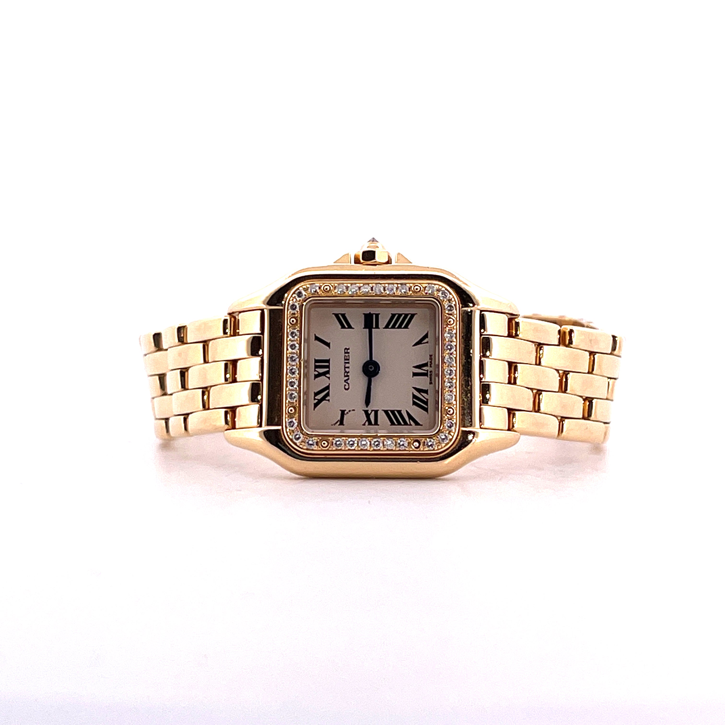 Eine Cartier Panthere Damenuhr aus Gelbgold 22mm mit 32 Diamanten und römischen Ziffern auf hellem Hintergrund