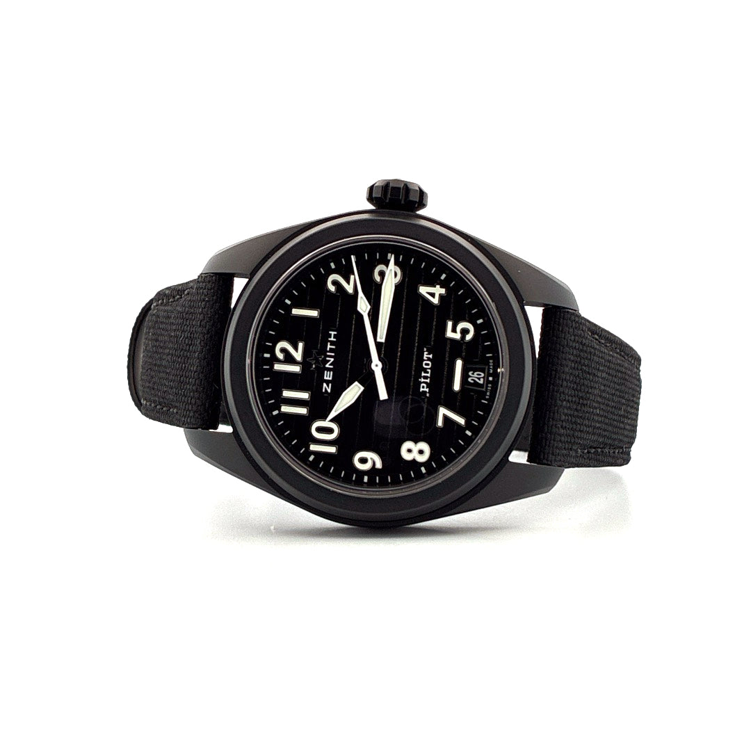 Zenith Pilot Automatic 40 mm All Black Ceramic Uhr mit schwarzem Zifferblatt und Stoffband in Seitenansicht vor weissem Hintergrund