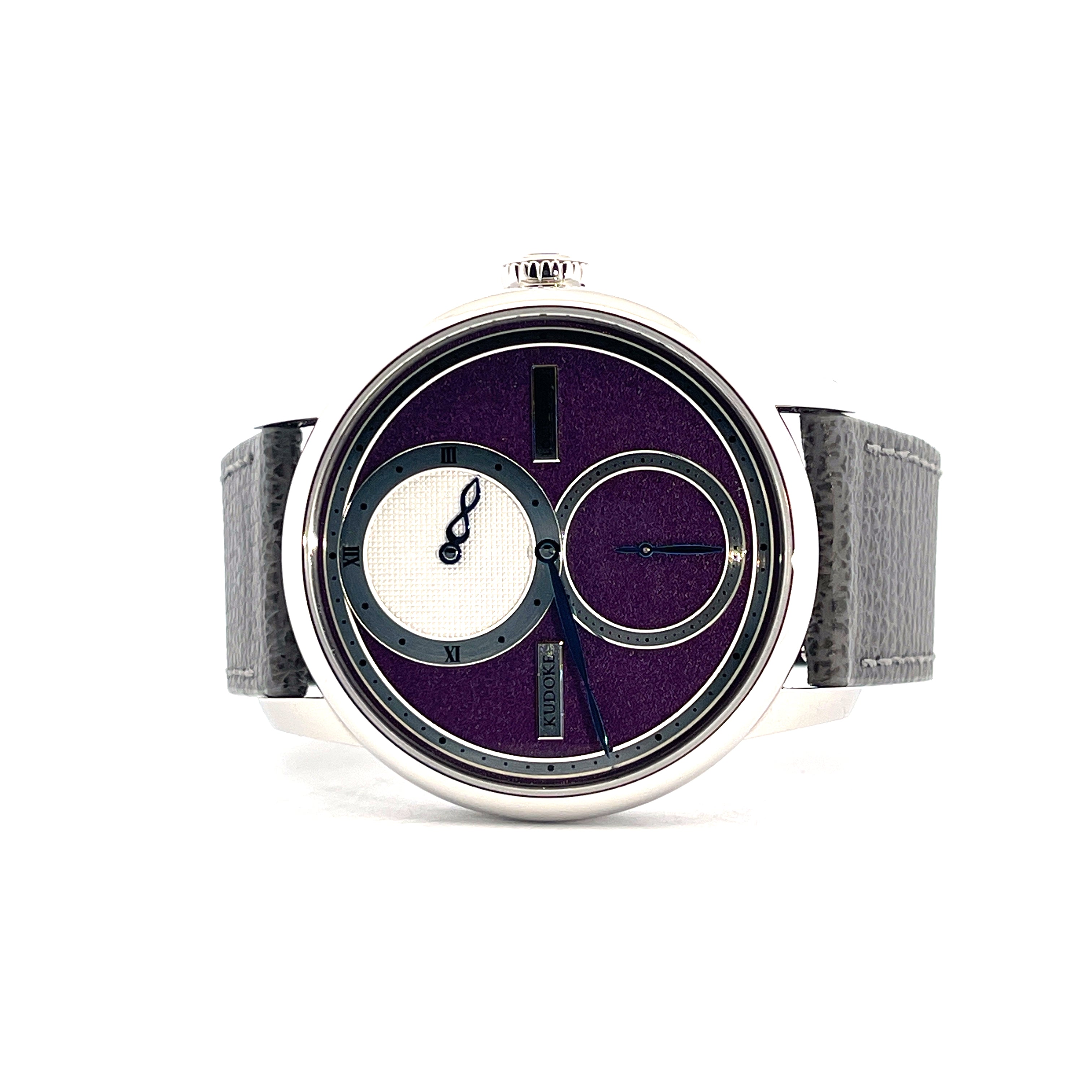 Louis Erard LE Régulateur Louis Erard x Kudoke Purple mit Edelstahlgehäuse und grauem Lederarmband