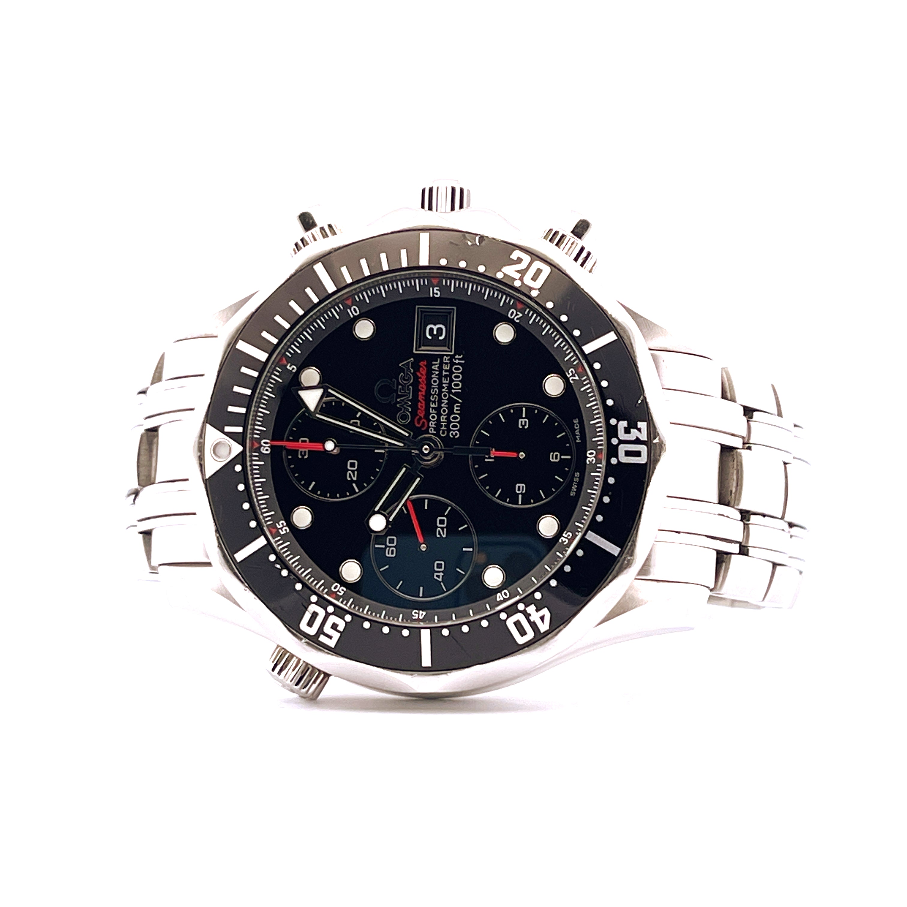 Omega Seamaster Diver Chronograph aus Edelstahl Frontansicht mit schwarzem Zifferblatt und drei Totalisatoren