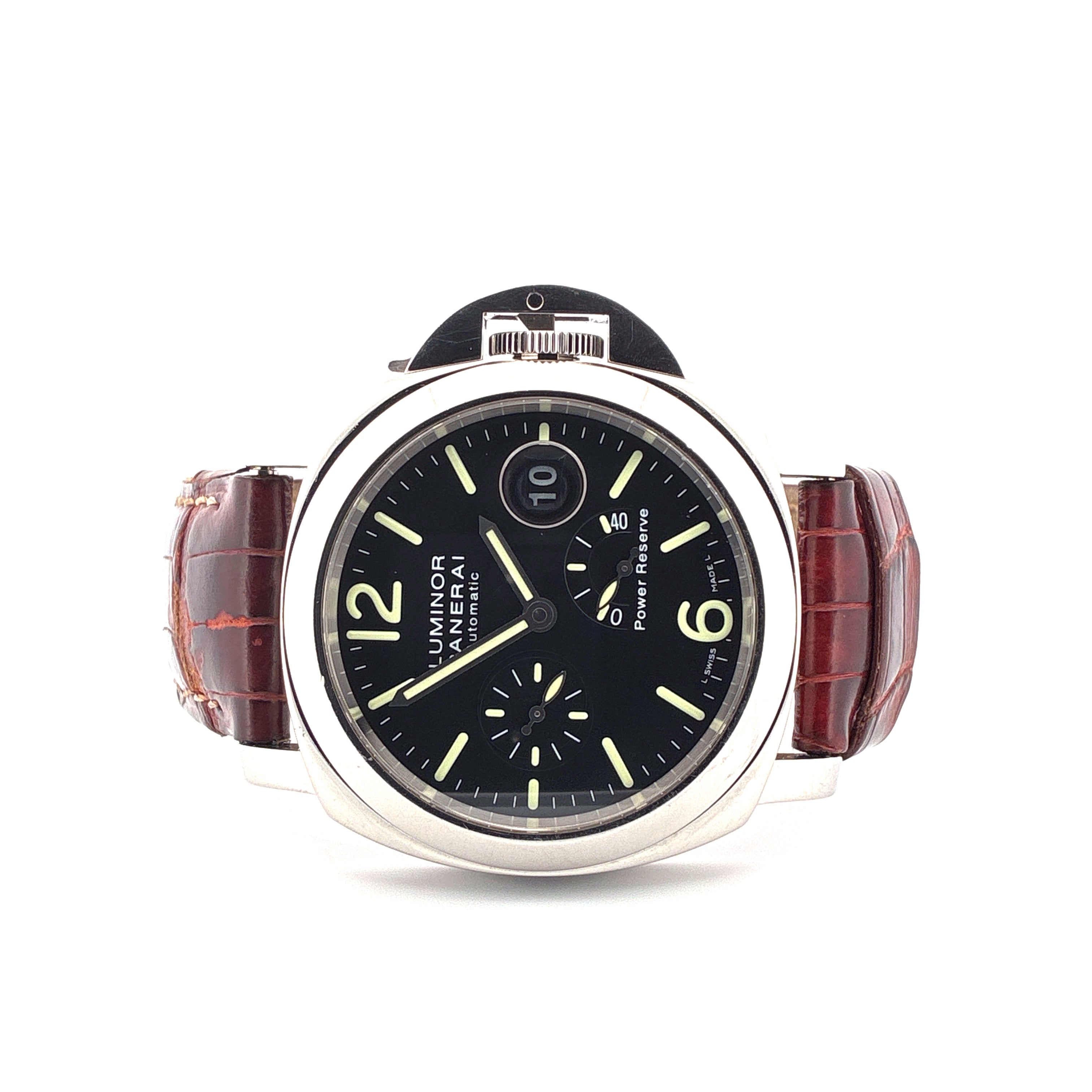 Panerai Luminor Power Reserve 44mm Automatik mit braunem Lederarmband im Frontal-Shot auf weißem Hintergrund