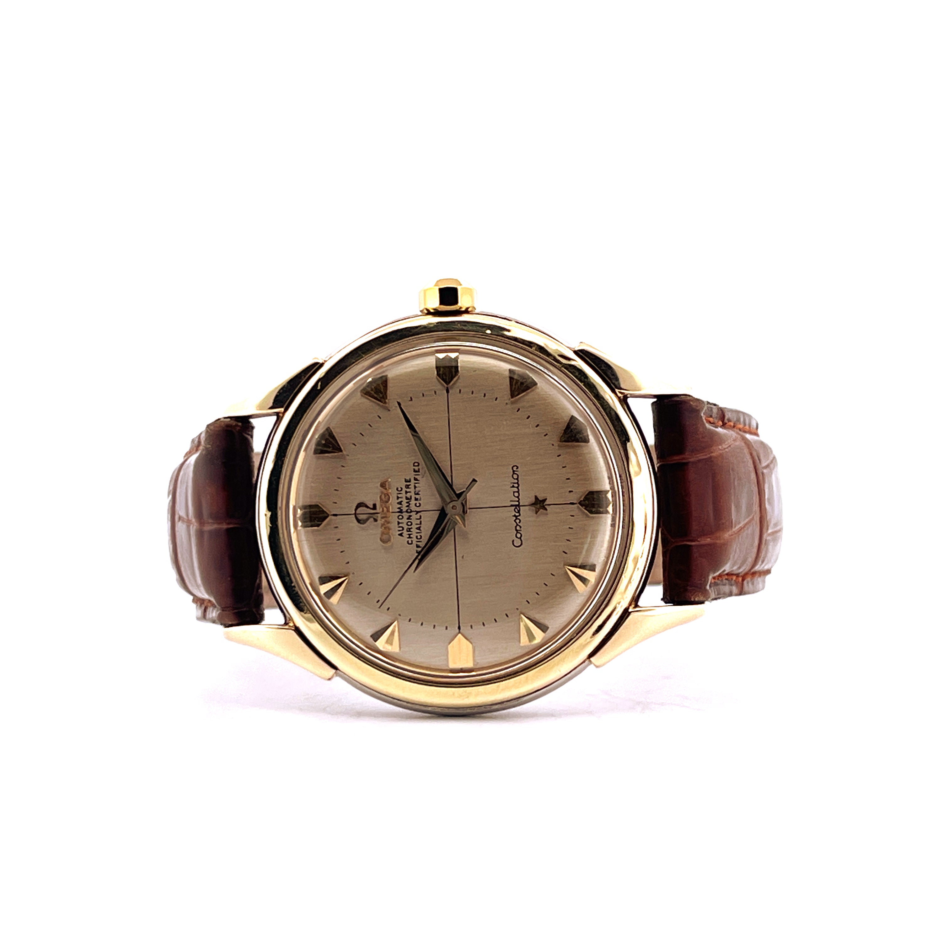 Frontansicht einer Omega Constellation 1952 aus Stahl und Gold mit braunem Lederarmband