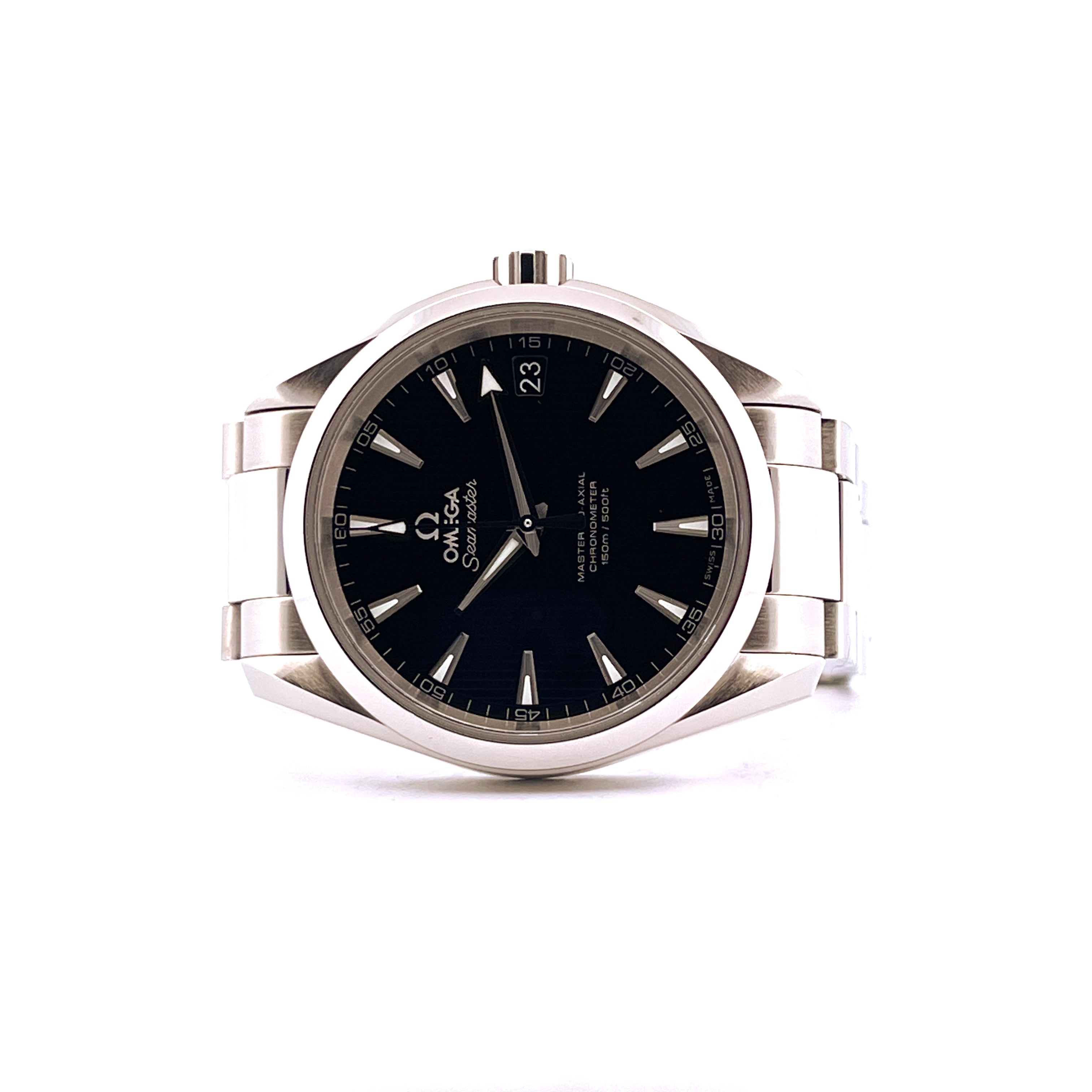 Frontansicht einer Omega Seamaster Aqua Terra 38,5mm aus Stahl mit schwarzem Zifferblatt auf weißem Hintergrund