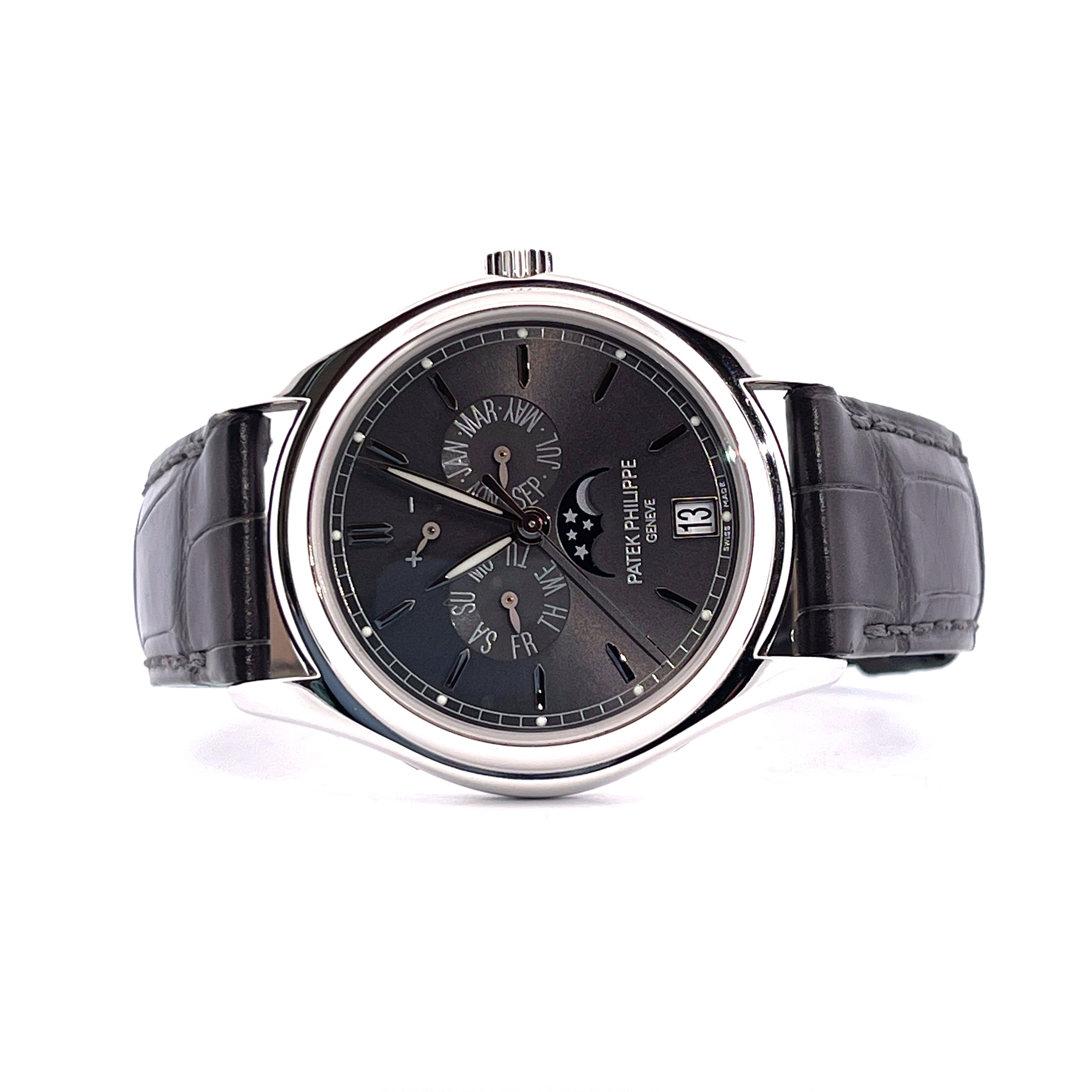 Patek Philippe 5146P-001 Platin Herrenuhr mit schwarzem Lederband und Kalenderanzeige im Frontalansicht