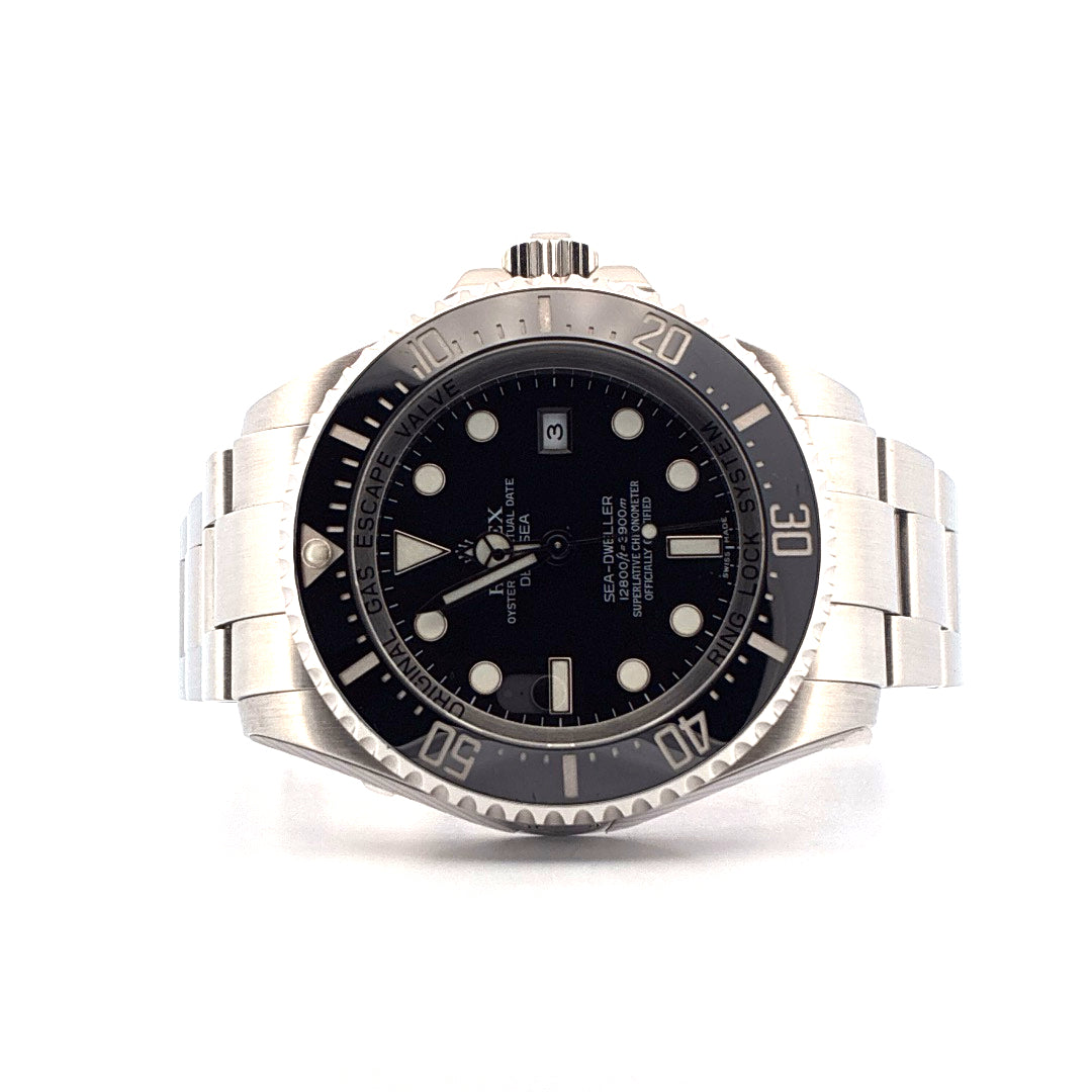 Rolex Sea-Dweller Deepsea Automatik 44mm aus Stahl mit schwarzem Zifferblatt und Edelstahlarmband im Detail