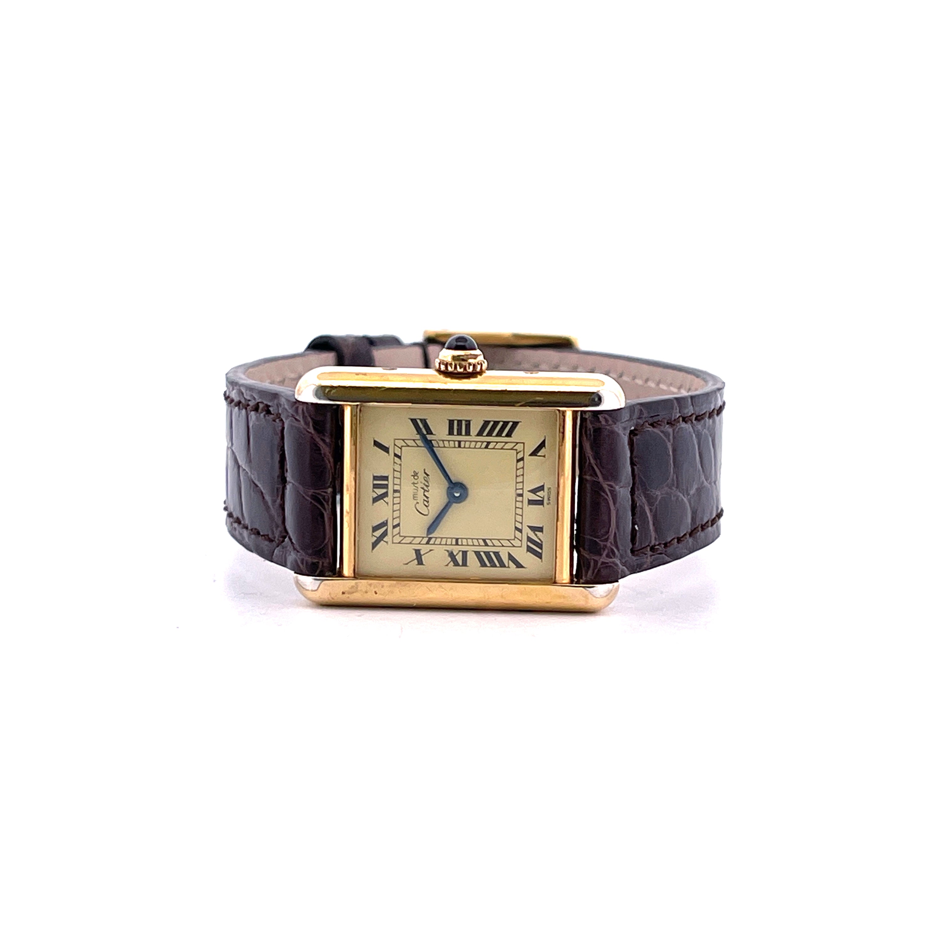 Cartier Tank Vermeil Ref. 5057001 Gelbgold-Uhr mit braunem Lederarmband vor weissem Hintergrund