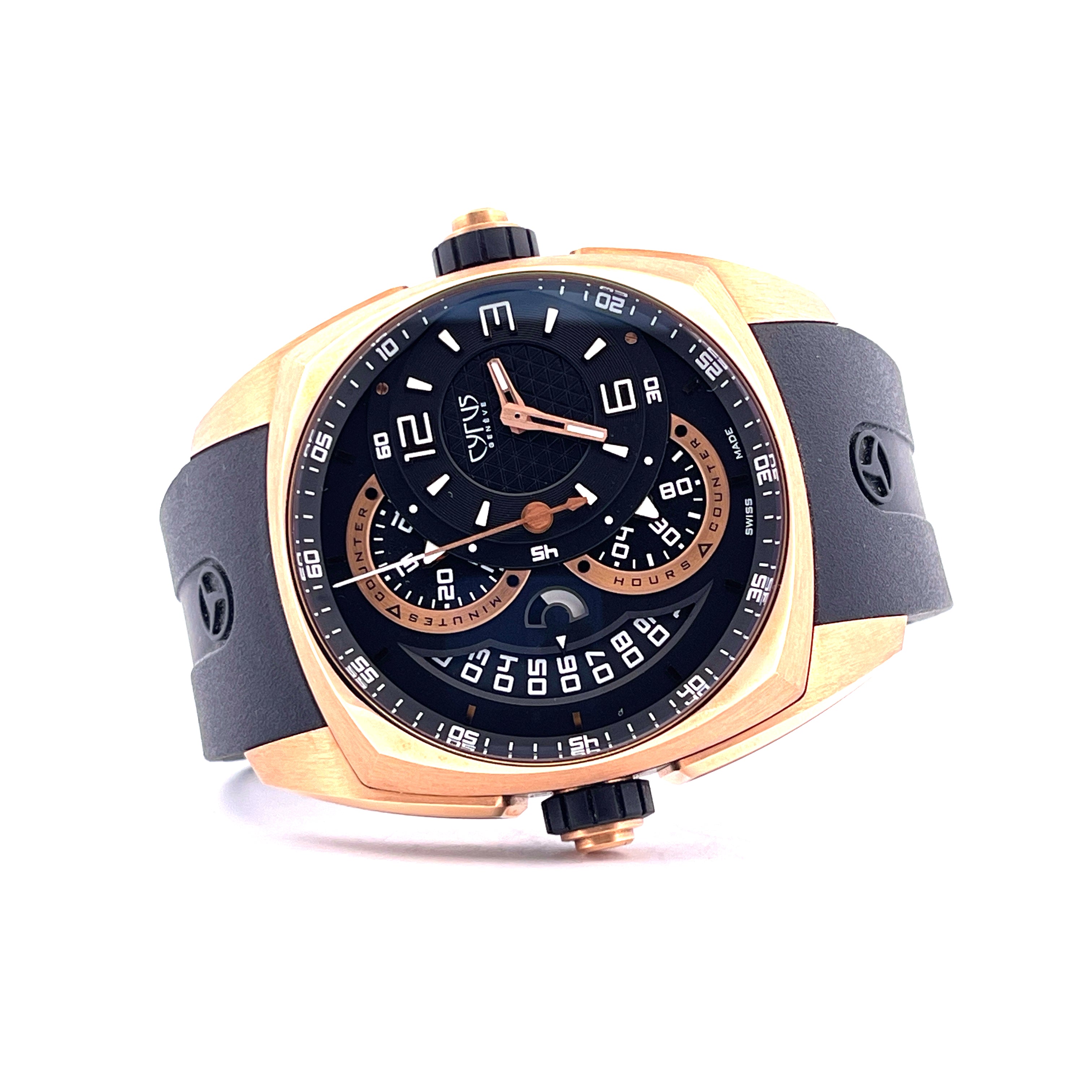 Cyrus Klepcys Chronograph Roségold mit schwarzem Zifferblatt und Kautschukband auf weißem Hintergrund