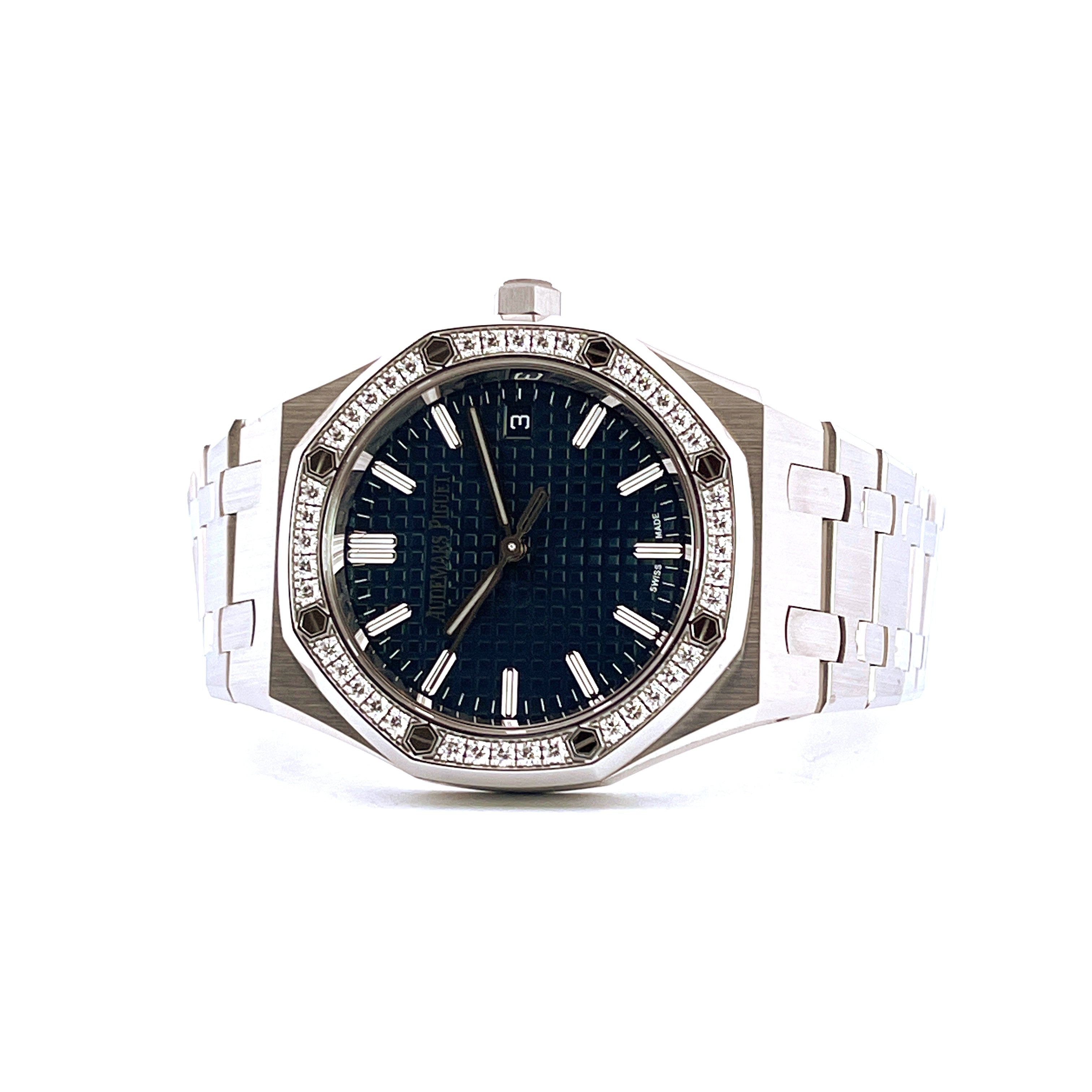 Audemars Piguet Royal Oak 34mm mit blauem Zifferblatt und Diamanten, Stahlarmband, Frontansicht auf weißem Hintergrund