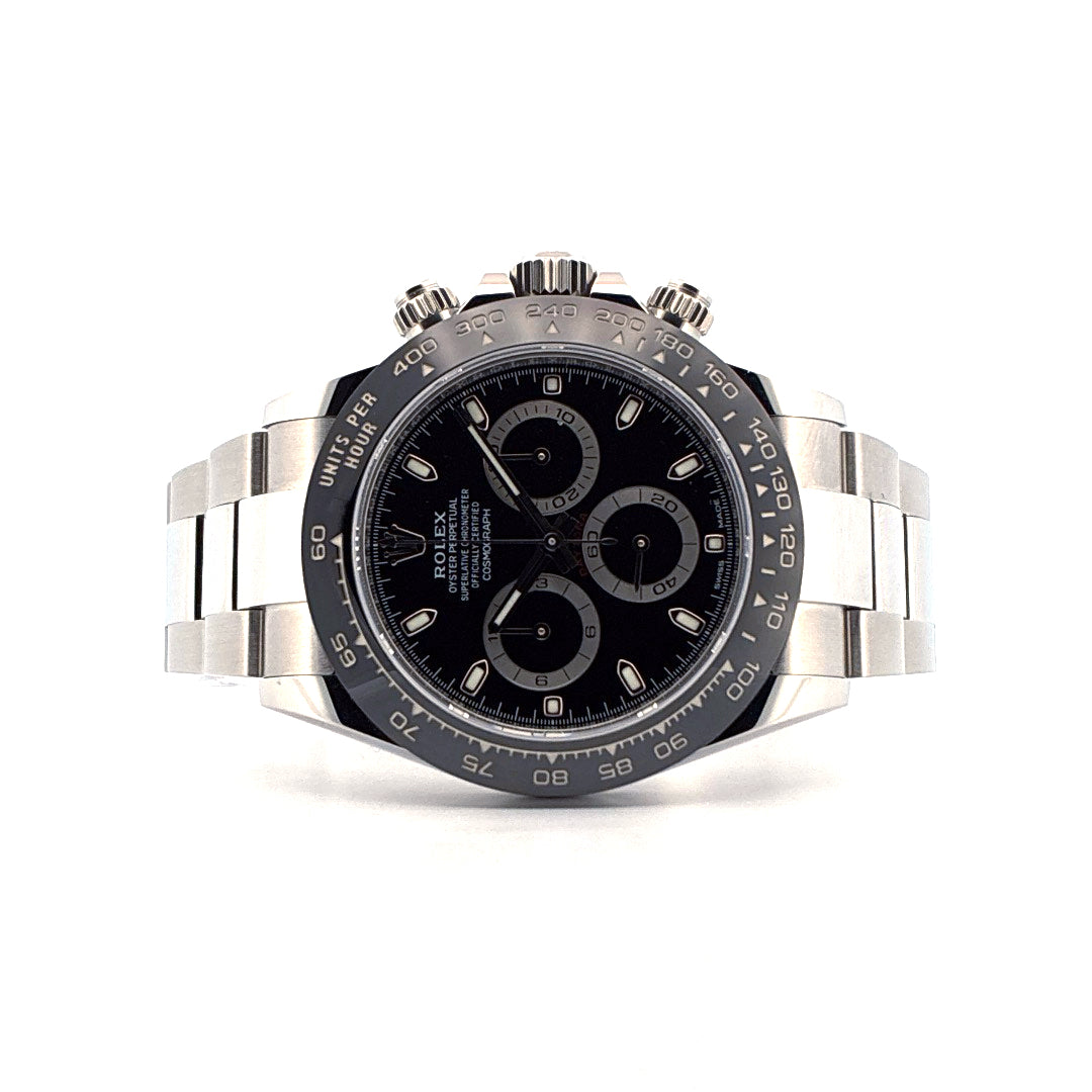 Rolex Daytona 116500LN mit schwarzem Zifferblatt und Edelstahlarmband Frontansicht auf weißem Hintergrund