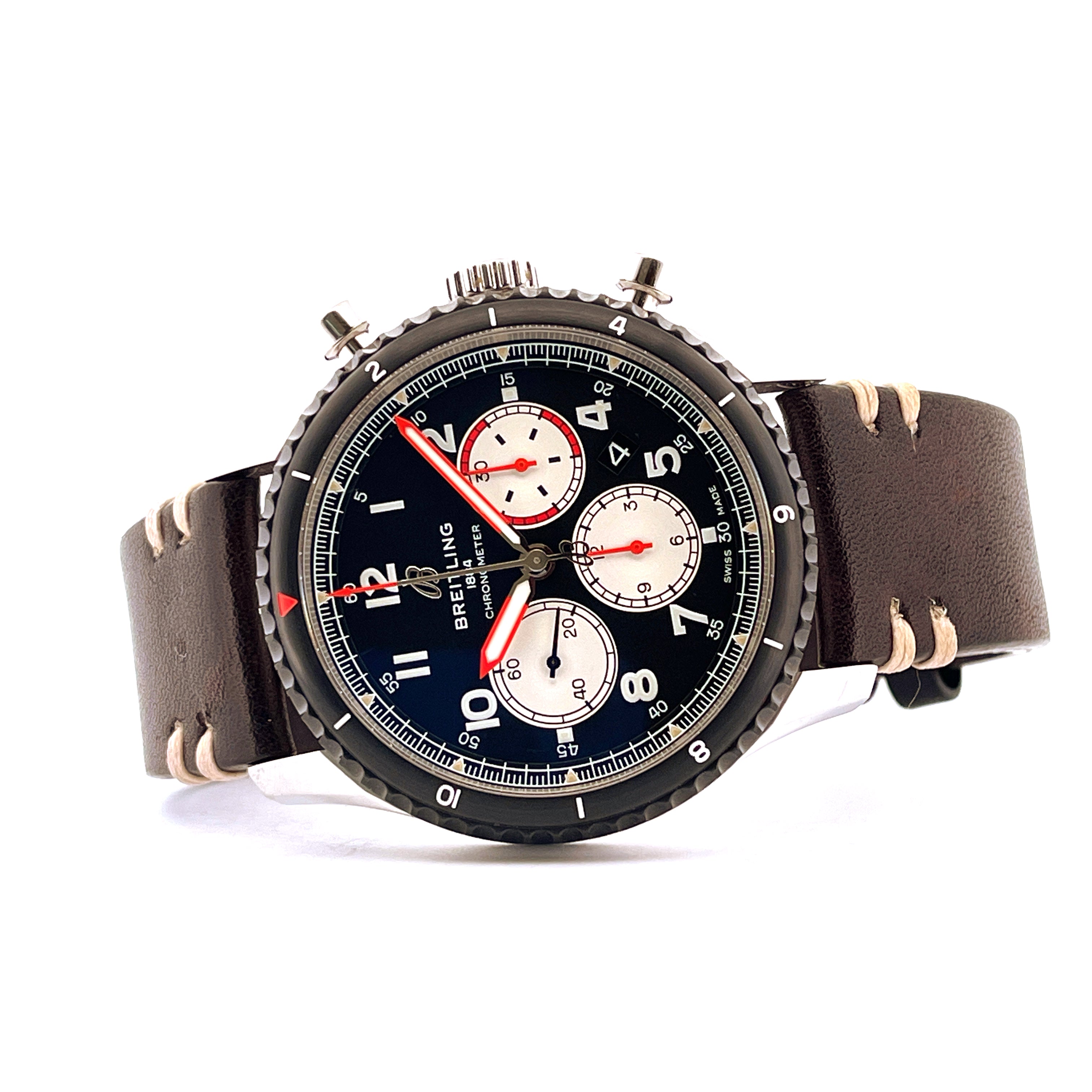 Breitling Aviator 8 B01 Chronograph 43 Mosquito mit dunkelbraunem Lederarmband auf weißem Hintergrund