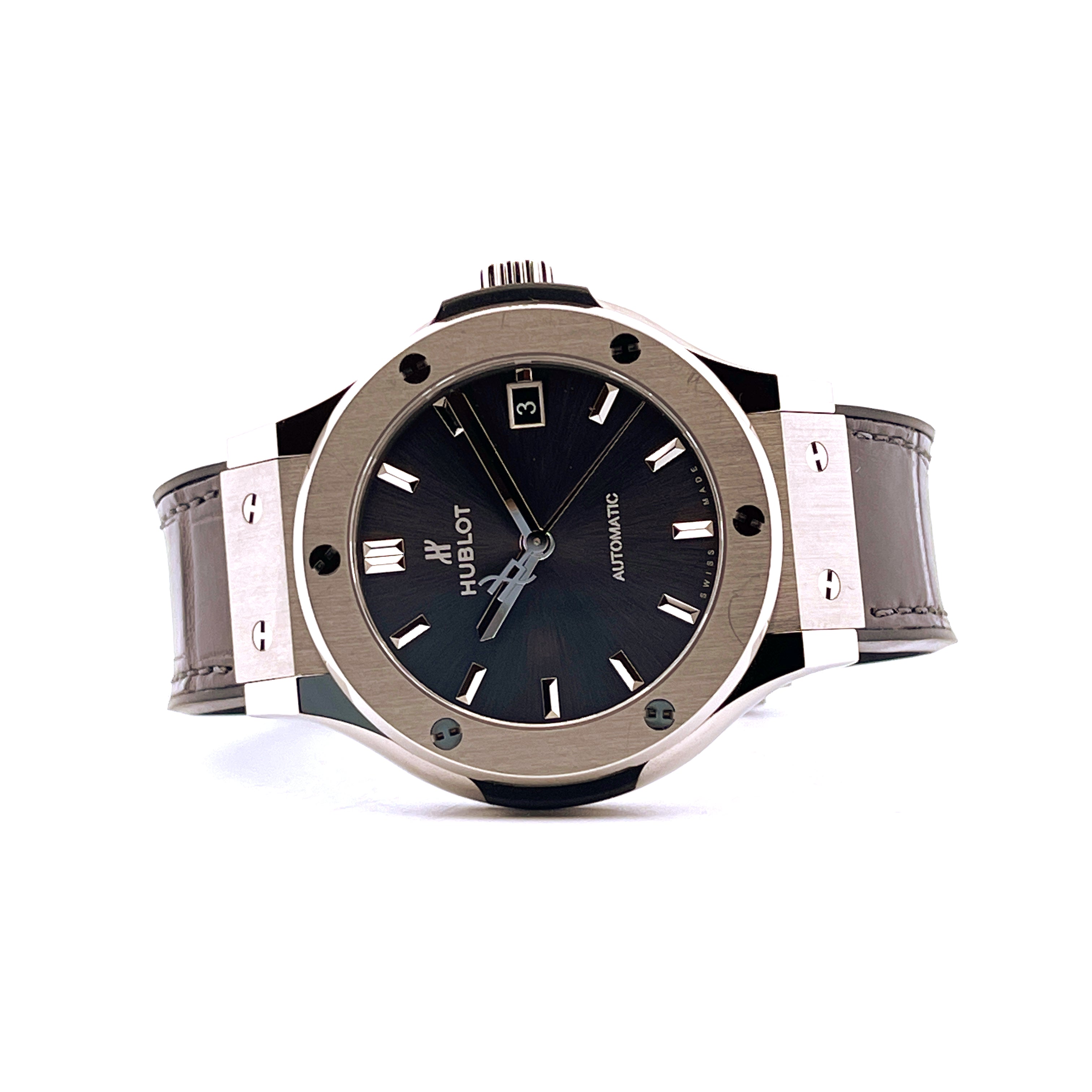 Hublot Classic Fusion Grey 38 mm mit grauem Lederarmband und Titanlünette auf weißem Hintergrund