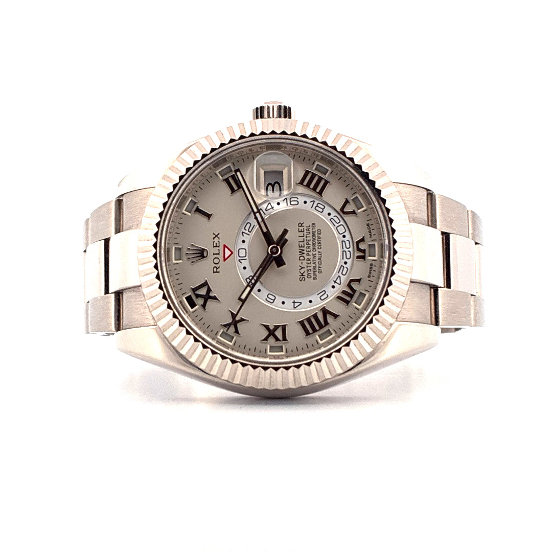 Rolex Sky Dweller 42mm Weißgold Automatik mit grauem Zifferblatt und Band im Frontal auf weißem Hintergrund