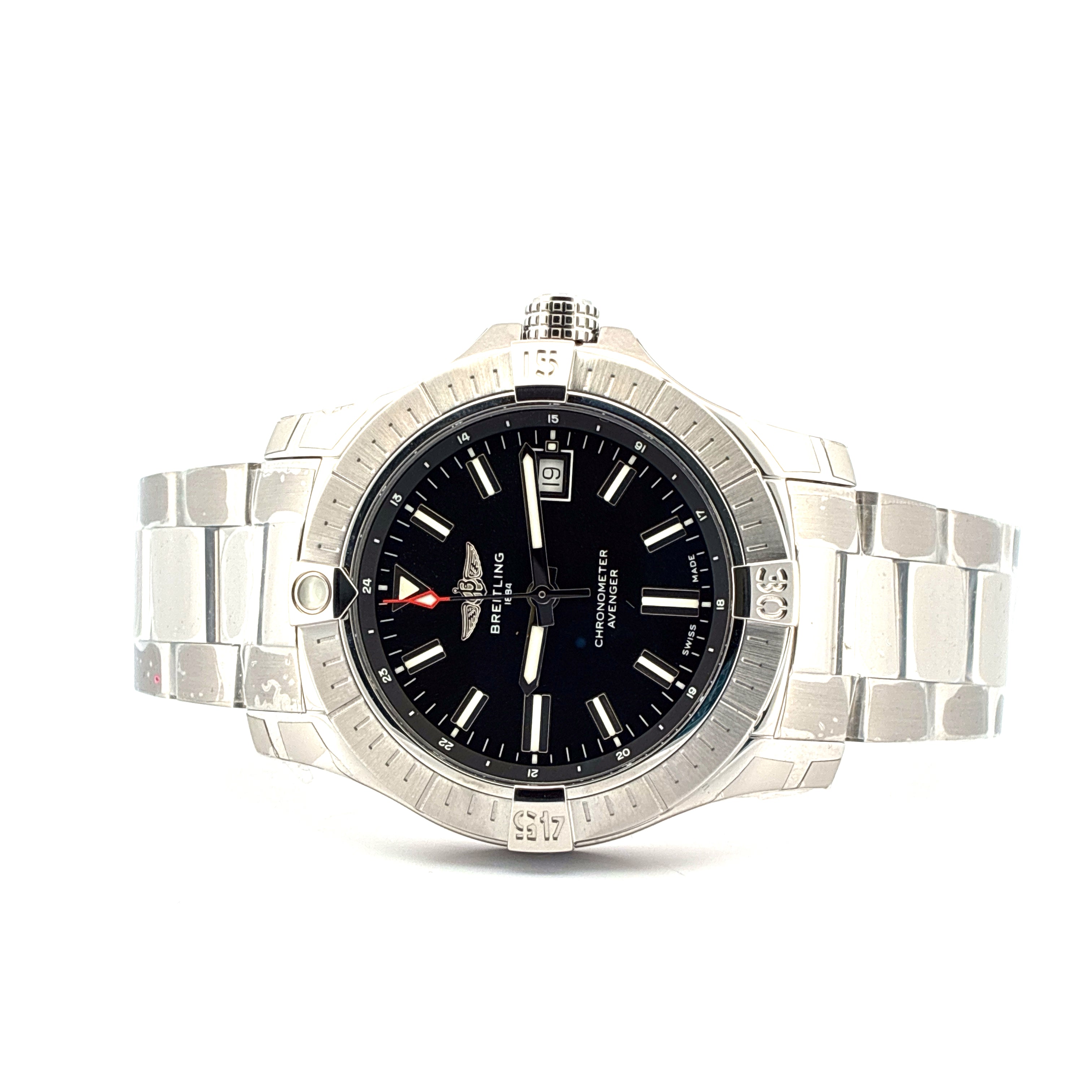 Breitling Avenger Automatic 43 mit schwarzem Zifferblatt und Stahlarmband in Frontalansicht auf weißem Hintergrund