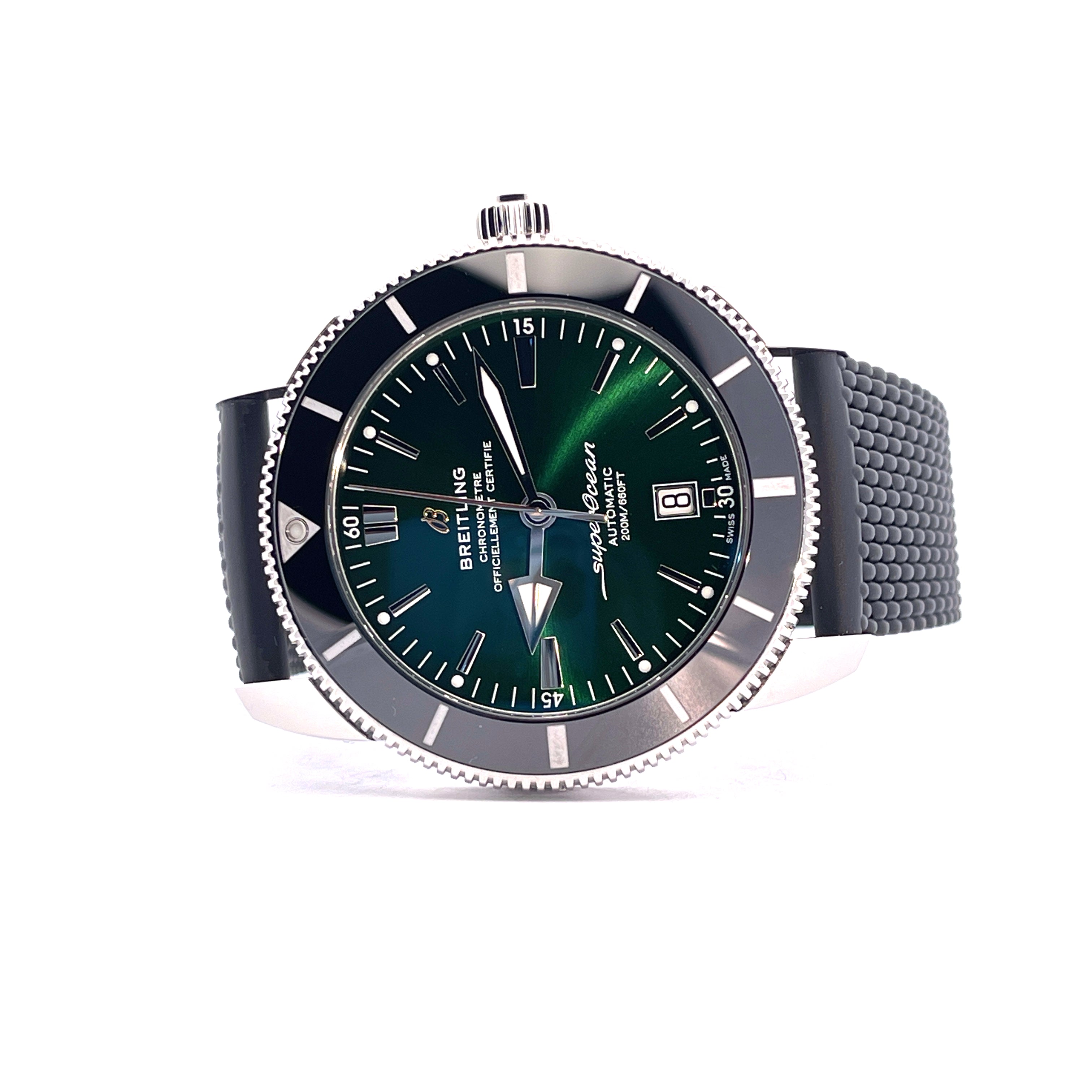 Breitling Superocean Heritage B20 Automatic 46 mit grünem Zifferblatt und schwarzem Kautschukband im Detail