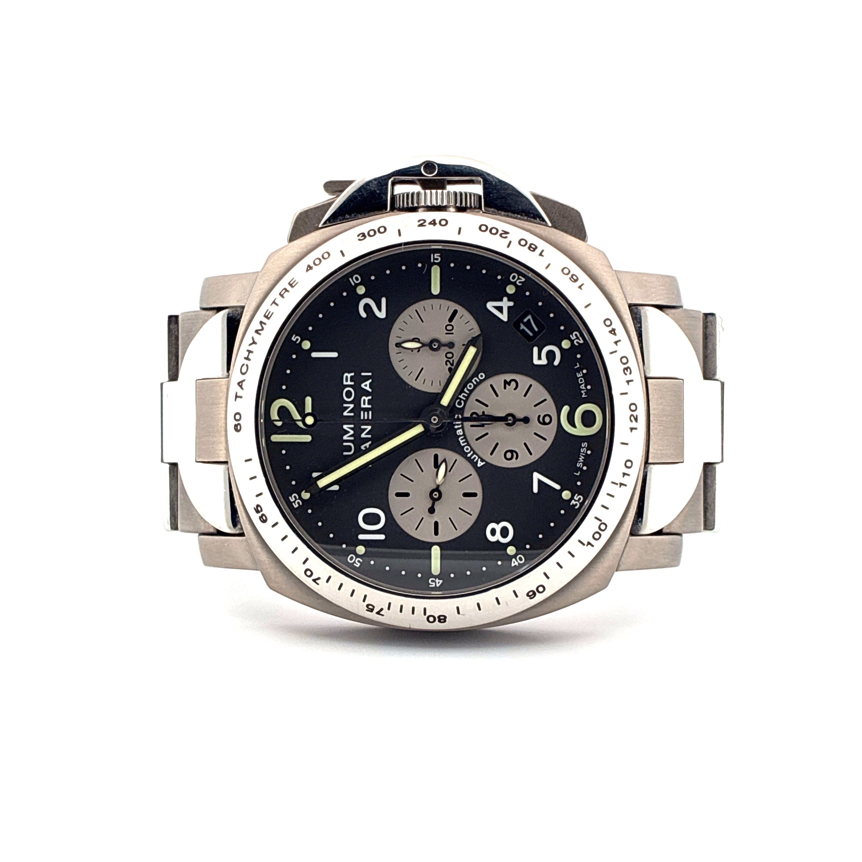 Frontalansicht einer Panerai Luminor Chrono Automatik aus Titan mit schwarzem Zifferblatt auf weißem Hintergrund