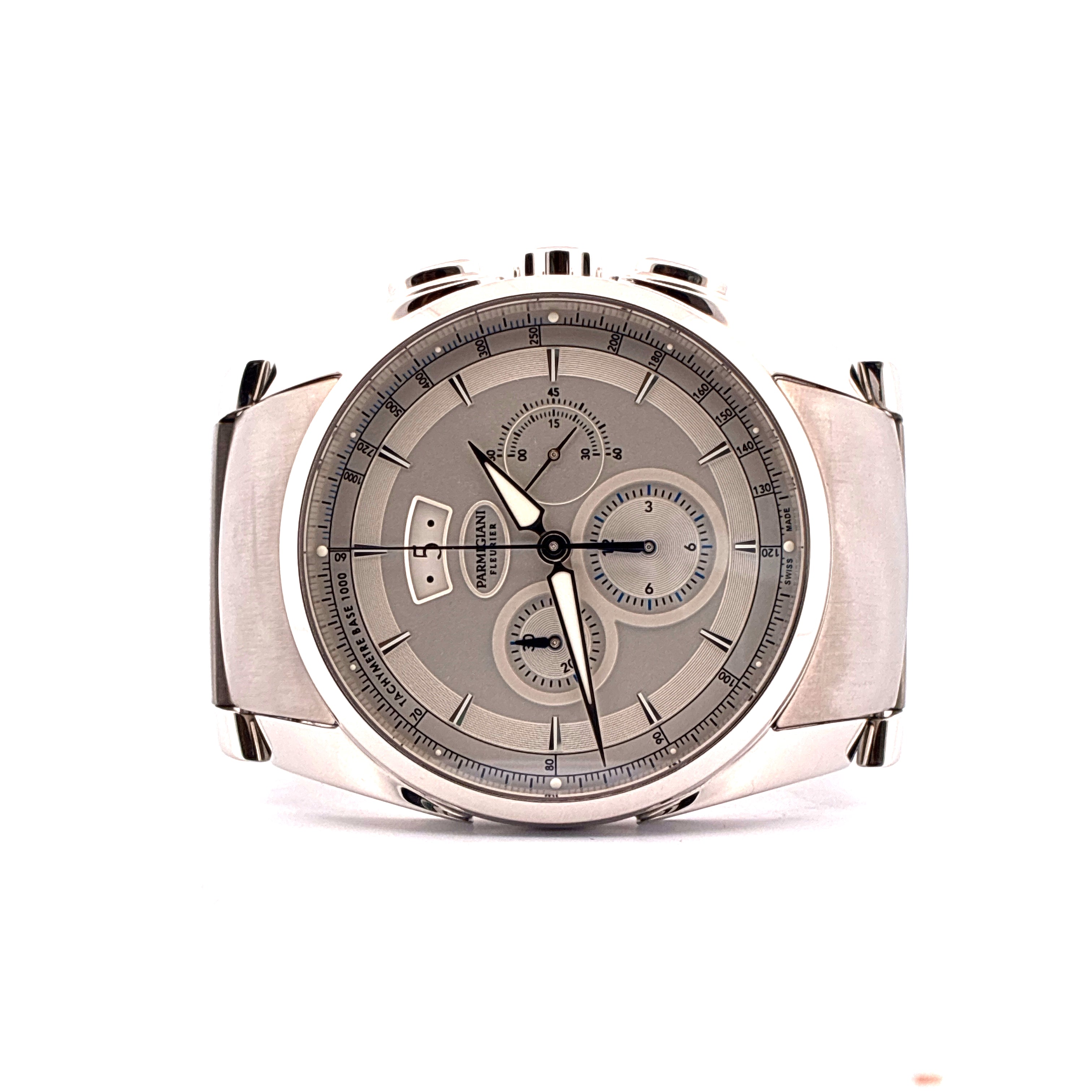 Parmigiani Fleurier Tonda Metrographe Chronograph mit silbernem Zifferblatt vor weissem Hintergrund, 3 Zeiger, 3 Unterzifferblätter