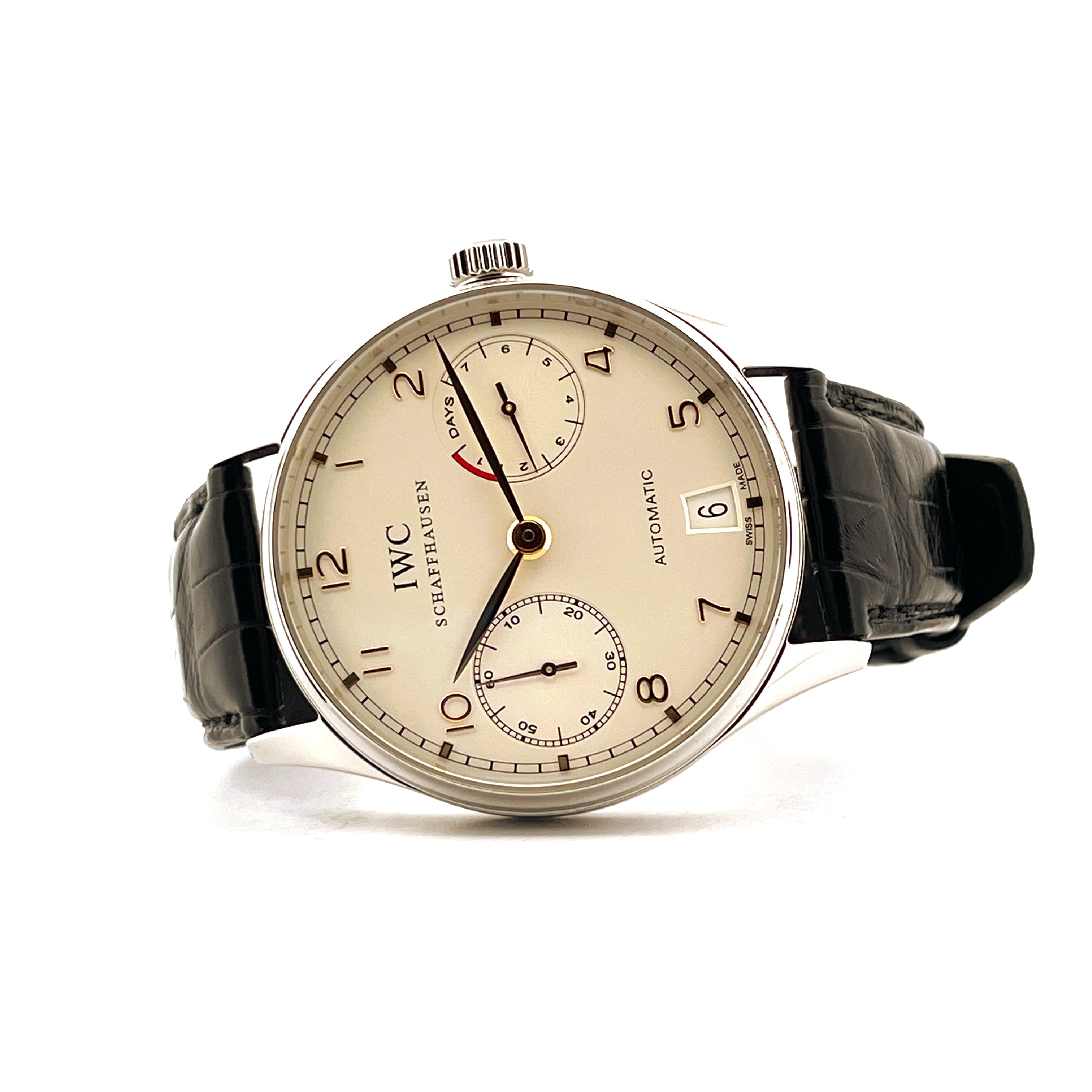 IWC Portuguese Automatic 7 Days aus Edelstahl mit schwarzem Lederarmband auf weißem Hintergrund
