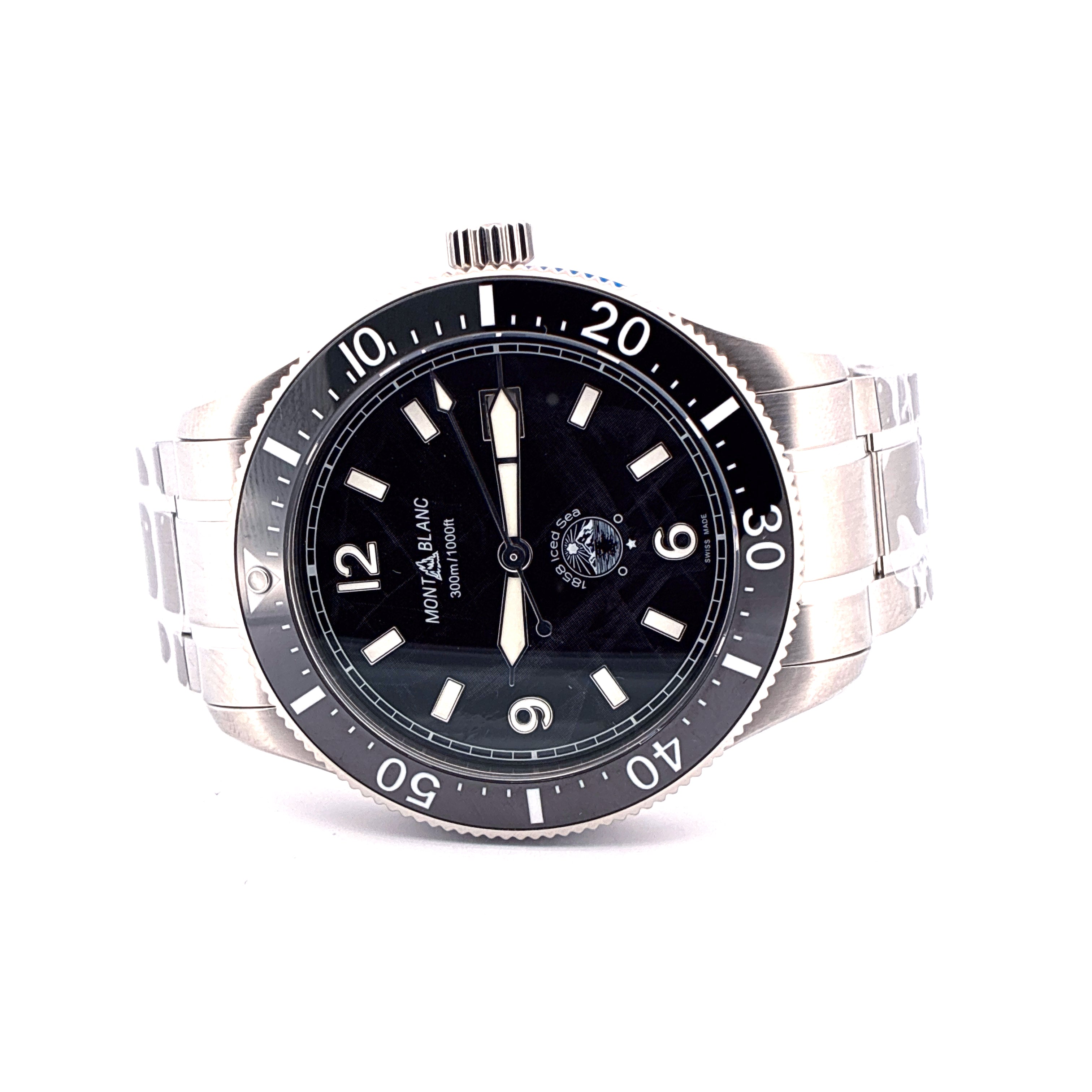 Montblanc 1858 Iced Sea Automatik Stahl mit schwarzem Zifferblatt und Lünettenring auf weißem Hintergrund