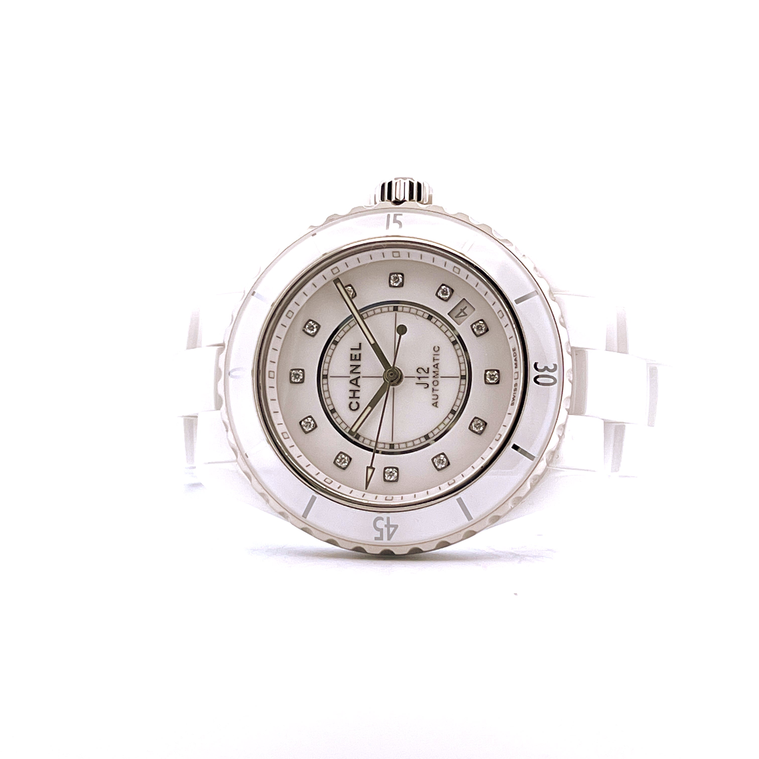 Frontale Ansicht einer Chanel J12 38mm Keramikuhr mit Diamantindizes und Automatikwerk auf weißem Hintergrund