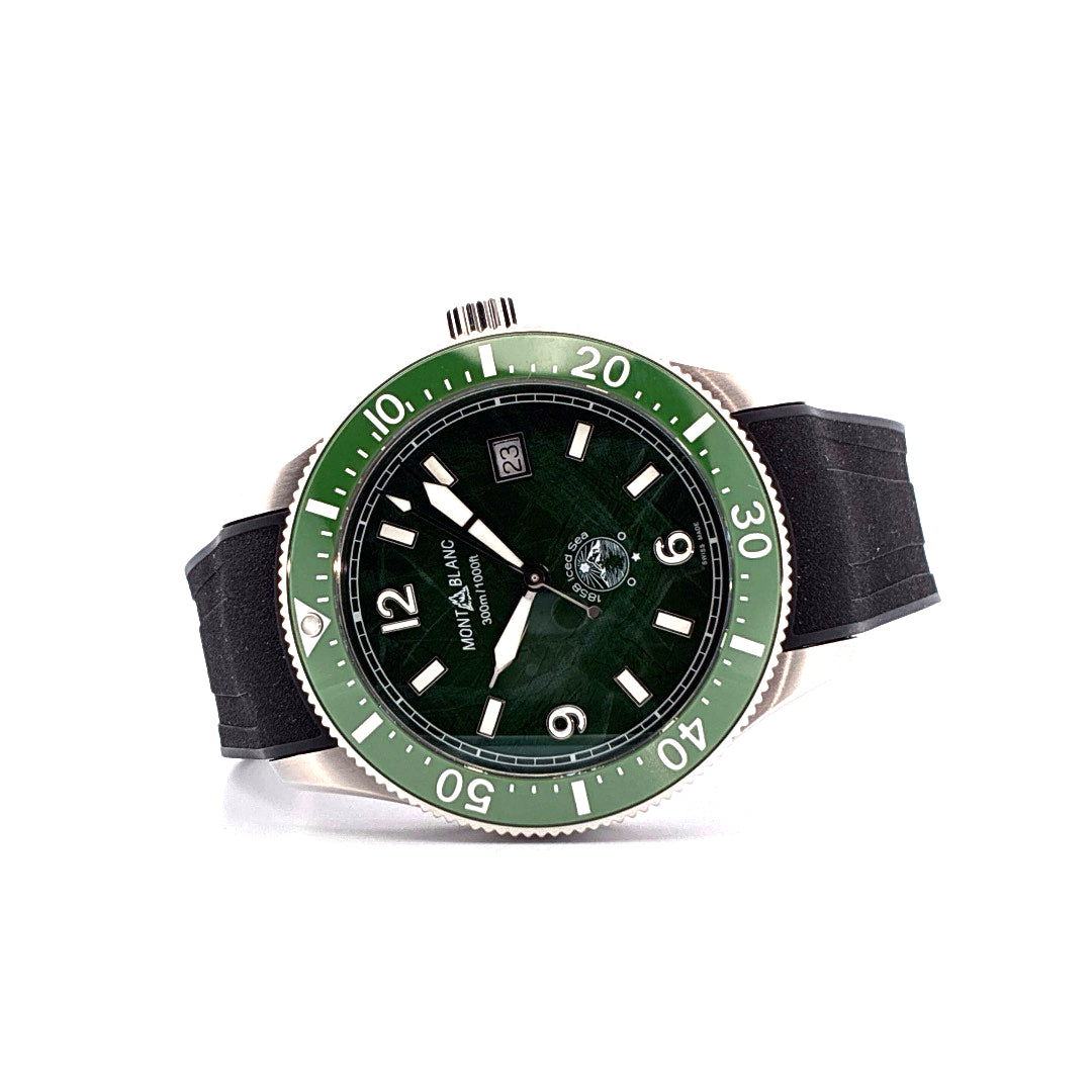 Montblanc 1858 Sea Automatic Date mit gruenem Zifferblatt und Kautschukband aus Stahl im frontalen Winkel